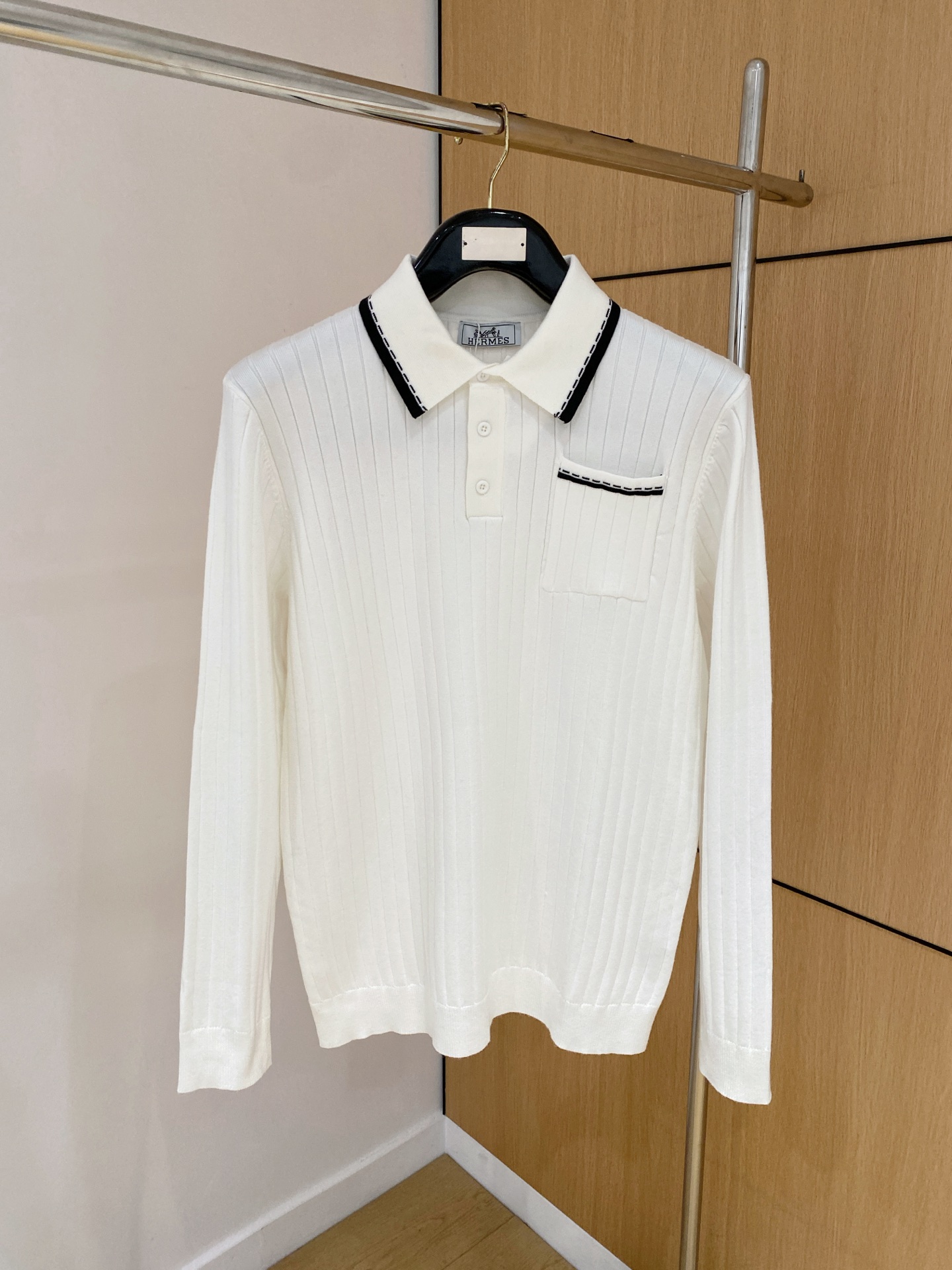 NO:547510,Hermes 25 official website, the latest long-sleeved POLO sweater in autumn and winter, is also a hot model on sale!  Special wool blend fabric. It feels comfortable to touch the skin directly. The logo badge is exquisitely embroidered logo, which is extremely eye-catching!  Details highlight the fashion charm of big brands. Exquisite workmanship and three-dimensional cutting style. The dressing effect is invincible and handsome!  Code number M-3XL, hermes, sweaters, alexander wang19860909爱马仕 25官网秋冬季最新款长袖POLO毛衣,同步在售爆款！特供羊毛混纺面料.手感舒适.可直接接触皮肤,logo徽章精致刺绣标志,极为抢眼！细节凸显大牌时尚魅力.精致做工.立体裁剪风格.穿着效果无敌帅气！码数M-3XL,,hermes,sweaters,alexander wang,Men's clothing