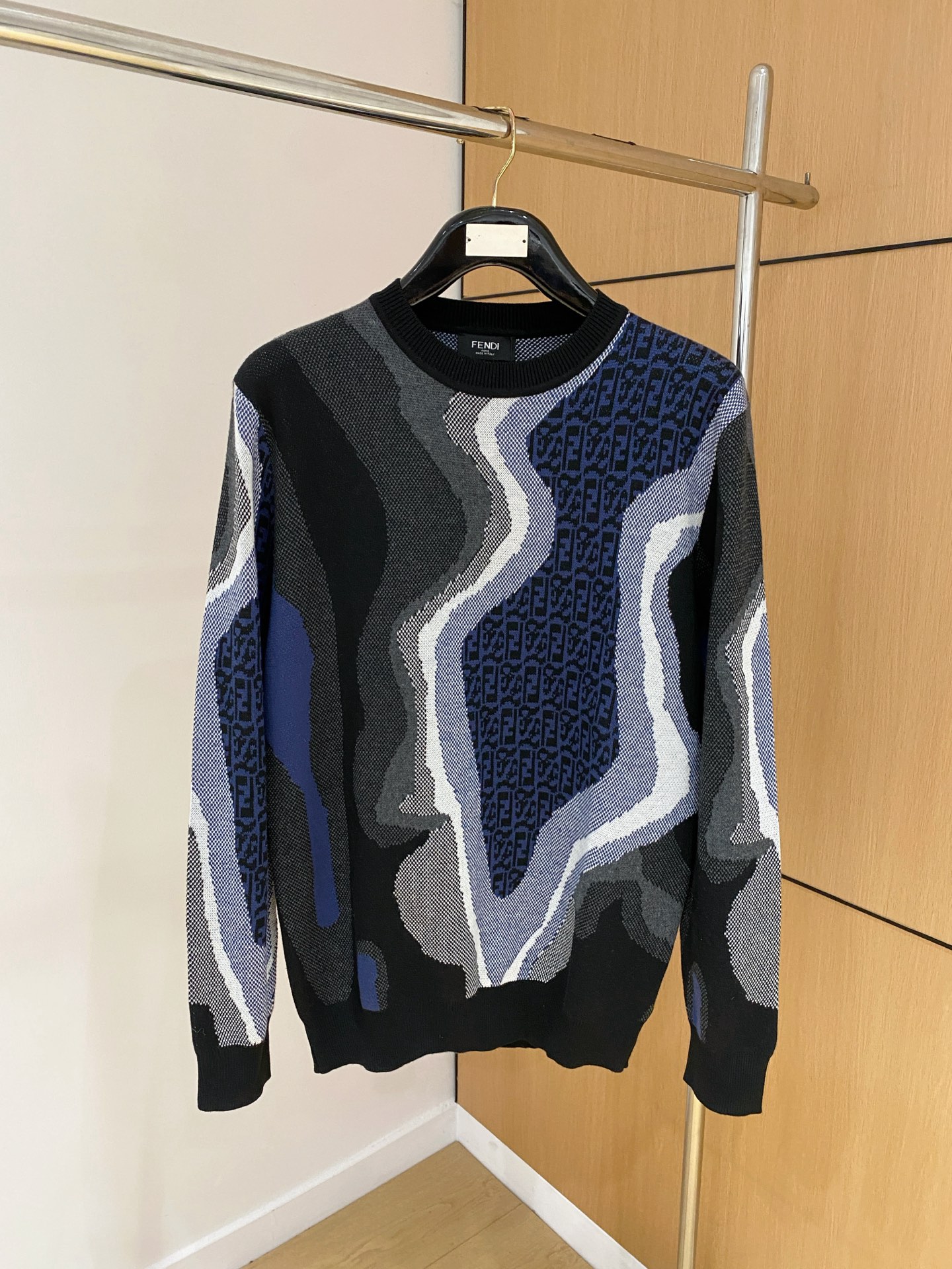 NO:547504,Fendi 25 official website has the latest round neck sweater in autumn and winter, and it is also a hot model on sale!  Special wool blend fabric. It feels comfortable to touch the skin directly. The logo badge is exquisitely embroidered logo, which is extremely eye-catching!  Details highlight the fashion charm of big brands. Exquisite workmanship and three-dimensional cutting style. The dressing effect is invincible and handsome!  Code number M-3XL, fendi, sweaters, alexander wang19860909芬迪 25官网秋冬季最新款圆领毛衣,同步在售爆款！特供羊毛混纺面料.手感舒适.可直接接触皮肤,logo徽章精致刺绣标志,极为抢眼！细节凸显大牌时尚魅力.精致做工.立体裁剪风格.穿着效果无敌帅气！码数M-3XL,,fendi,sweaters,alexander wang,Men's clothing