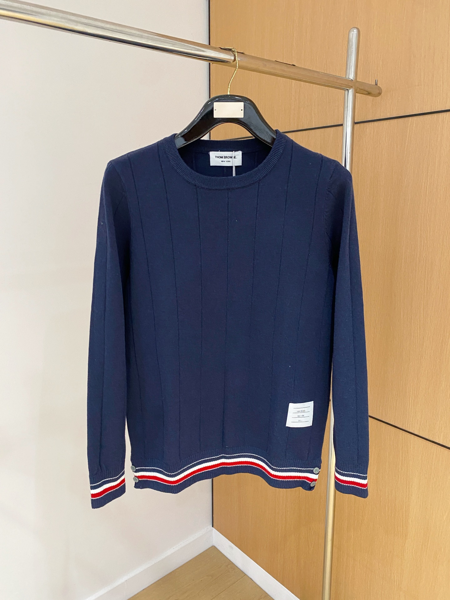 NO:547511,TB 25 official website has the latest round neck sweater in autumn and winter, and it is also a hot model on sale!  Special wool blend fabric. It feels comfortable to touch the skin directly. The logo badge is exquisitely embroidered logo, which is extremely eye-catching!  Details highlight the fashion charm of big brands. Exquisite workmanship and three-dimensional cutting style. The dressing effect is invincible and handsome!  Code number M-3XL, sweaters, alexander wang19860909TB 25官网秋冬季最新款圆领毛衣,同步在售爆款！特供羊毛混纺面料.手感舒适.可直接接触皮肤,logo徽章精致刺绣标志,极为抢眼！细节凸显大牌时尚魅力.精致做工.立体裁剪风格.穿着效果无敌帅气！码数M-3XL,,sweaters,alexander wang,Men's clothing