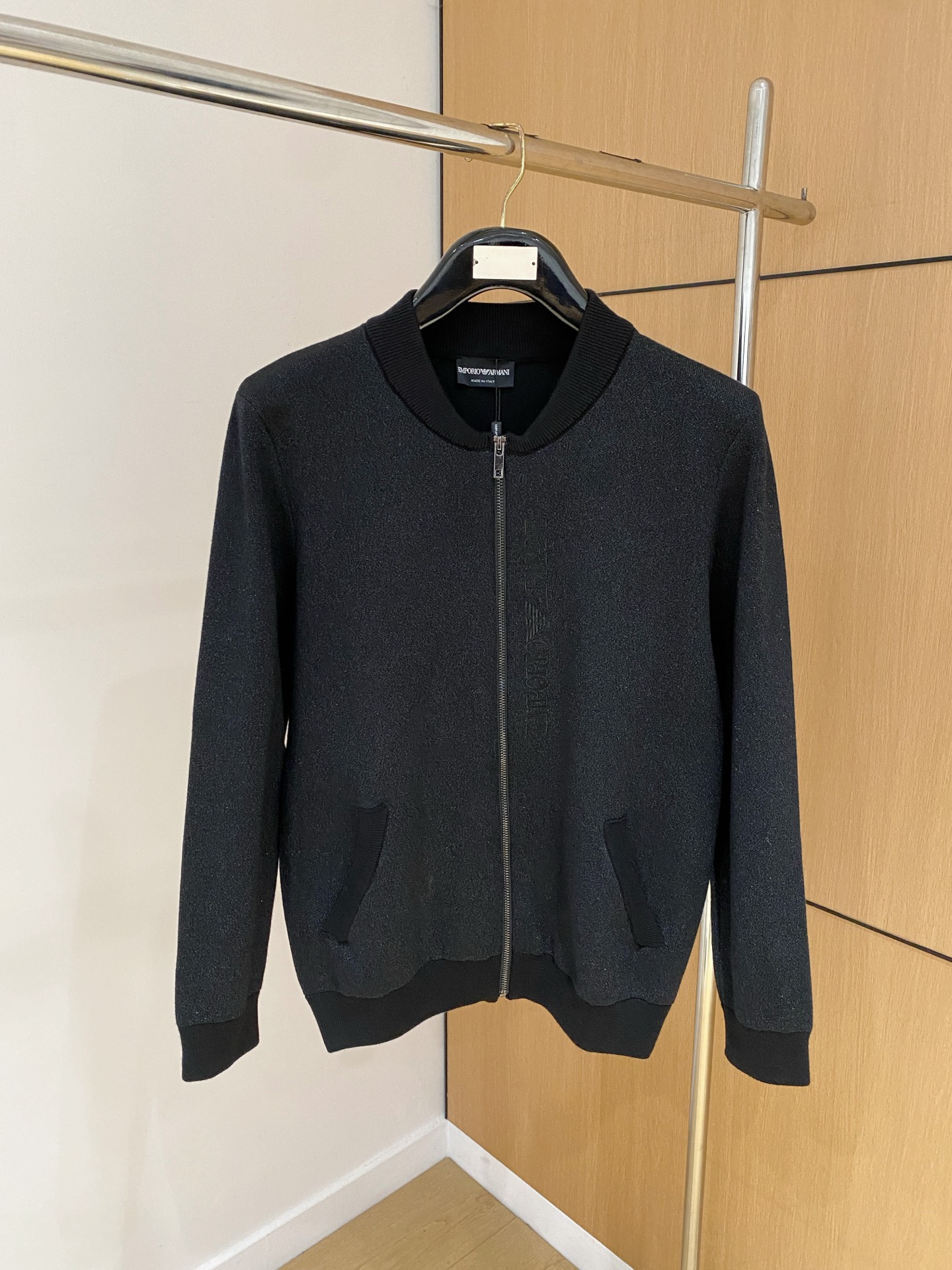 NO:547506,Armani 25 official website, the latest zipper sweater in autumn and winter, is also a hot product on sale!  Special wool blend fabric. It feels comfortable to touch the skin directly. The logo badge is exquisitely embroidered logo, which is extremely eye-catching!  Details highlight the fashion charm of big brands. Exquisite workmanship and three-dimensional cutting style. The dressing effect is invincible and handsome!  Code number M-3XL, Armani, sweaters, alexander wang19860909阿玛尼 25官网秋冬季最新款拉链毛衣,同步在售爆款！特供羊毛混纺面料.手感舒适.可直接接触皮肤,logo徽章精致刺绣标志,极为抢眼！细节凸显大牌时尚魅力.精致做工.立体裁剪风格.穿着效果无敌帅气！码数M-3XL,,armani,sweaters,alexander wang,Men's clothing