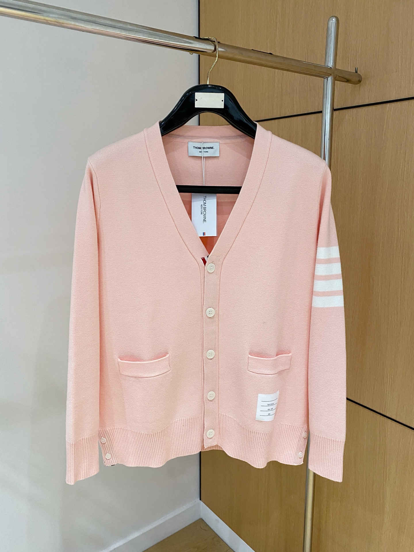 NO:547512,TB 25 official website has the latest cardigan sweater in autumn and winter, and it is also a hot product on sale!  Special wool blend fabric. It feels comfortable to touch the skin directly. The logo badge is exquisitely embroidered logo, which is extremely eye-catching!  Details highlight the fashion charm of big brands. Exquisite workmanship and three-dimensional cutting style. The dressing effect is invincible and handsome!  Code number M-3XL, sweaters, alexander wang19860909TB 25官网秋冬季最新款开衫毛衣,同步在售爆款！特供羊毛混纺面料.手感舒适.可直接接触皮肤,logo徽章精致刺绣标志,极为抢眼！细节凸显大牌时尚魅力.精致做工.立体裁剪风格.穿着效果无敌帅气！码数M-3XL,,sweaters,alexander wang,Men's clothing