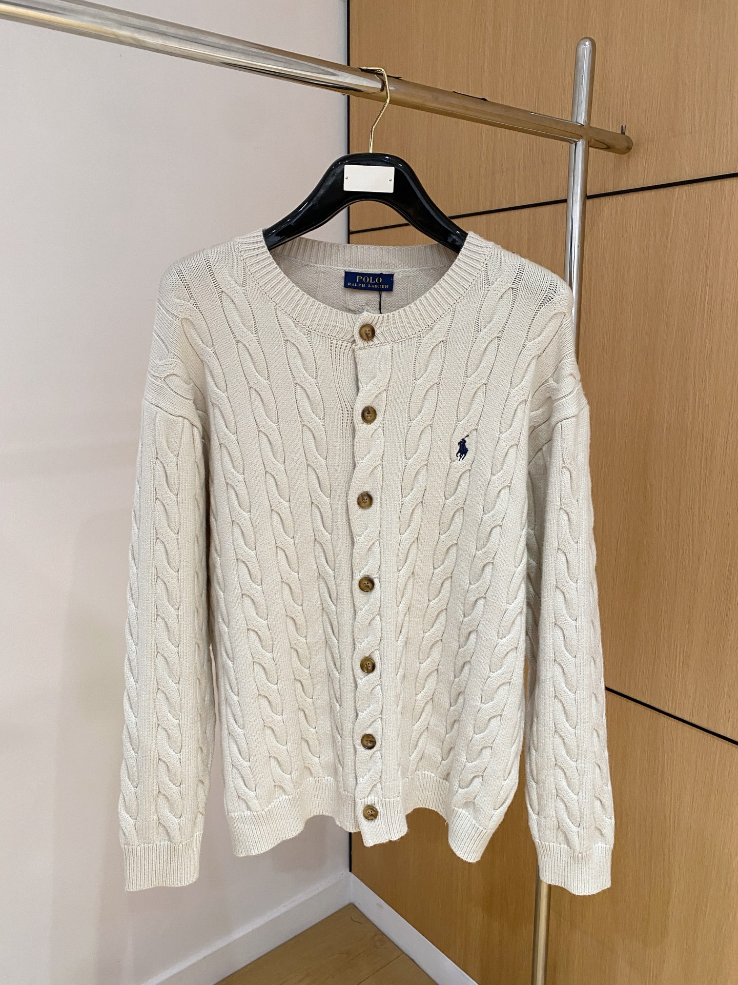 NO:597102,Ralph Lauren 25 official website has the latest cardigans and sweaters for autumn and winter, and they are on sale at the same time!  Specially made of wool blended fabric. It feels comfortable. It can be directly in contact with the skin. The logo badge is exquisitely embroidered, which is extremely eye-catching!  The details highlight the fashionable charm of big brands. Exquisite workmanship. Three-dimensional cutting style. The wearing effect is invincible and handsome!  Size M-3XL,,sweaters,alexander wang19860909拉夫劳伦 25官网秋冬季最新款开衫毛衣,同步在售爆款！特供羊毛混纺面料.手感舒适.可直接接触皮肤,logo徽章精致刺绣标志,极为抢眼！细节凸显大牌时尚魅力.精致做工.立体裁剪风格.穿着效果无敌帅气！码数M-3XL,,sweaters,alexander wang,Men's clothing