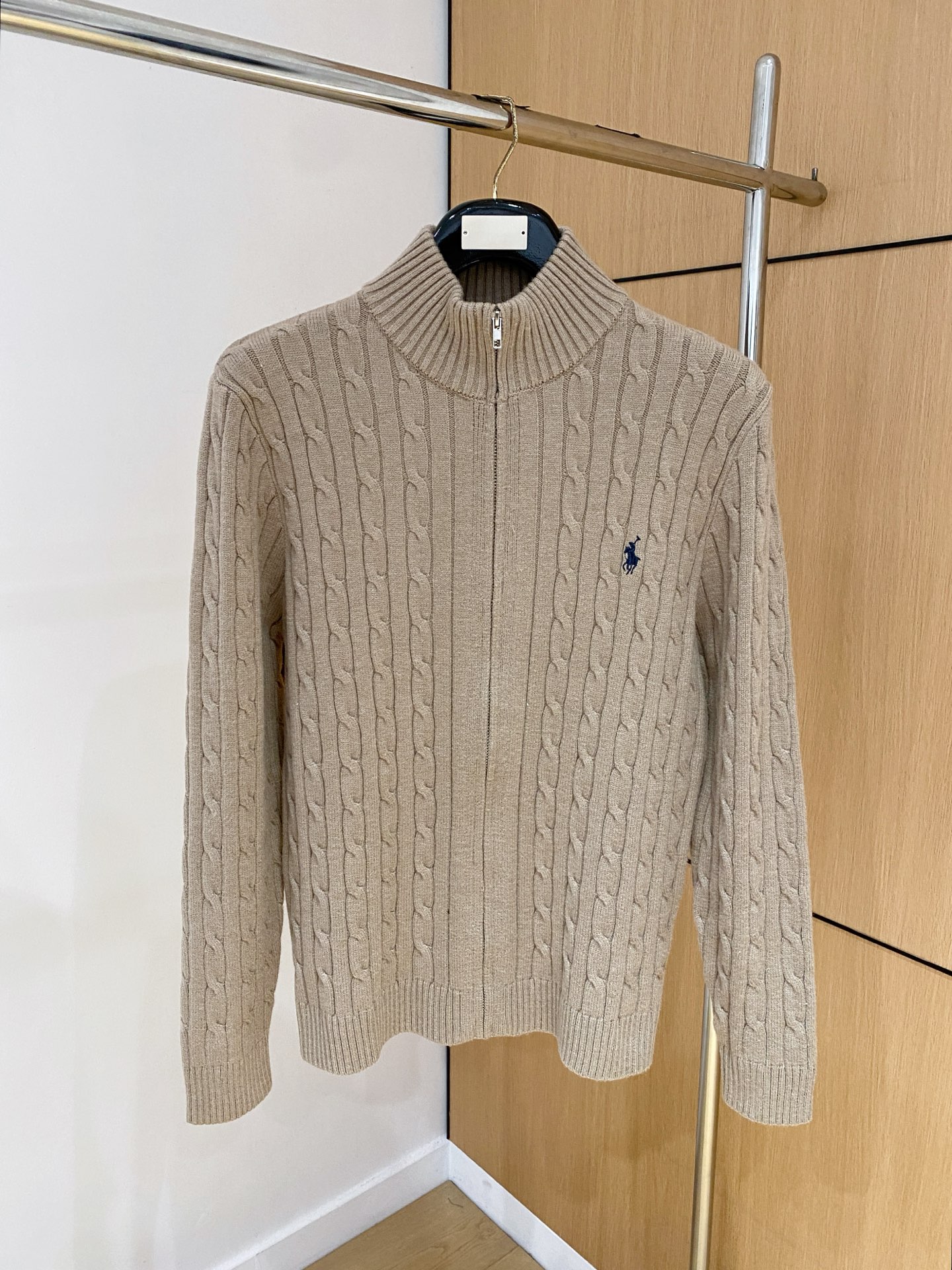 NO:597100,Ralph Lauren 25 official website autumn and winter latest cardigan zipper sweater, hot sale at the same time!  Specially made of wool blended fabric. It feels comfortable. It can be directly in contact with the skin. The logo badge is exquisitely embroidered, which is extremely eye-catching!  The details highlight the fashionable charm of big brands. Exquisite workmanship. Three-dimensional cutting style. The wearing effect is invincible and handsome!  Size M-3XL,,sweaters,alexander wang19860909拉夫劳伦 25官网秋冬季最新款开衫拉链毛衣,同步在售爆款！特供羊毛混纺面料.手感舒适.可直接接触皮肤,logo徽章精致刺绣标志,极为抢眼！细节凸显大牌时尚魅力.精致做工.立体裁剪风格.穿着效果无敌帅气！码数M-3XL,,sweaters,alexander wang,Men's clothing