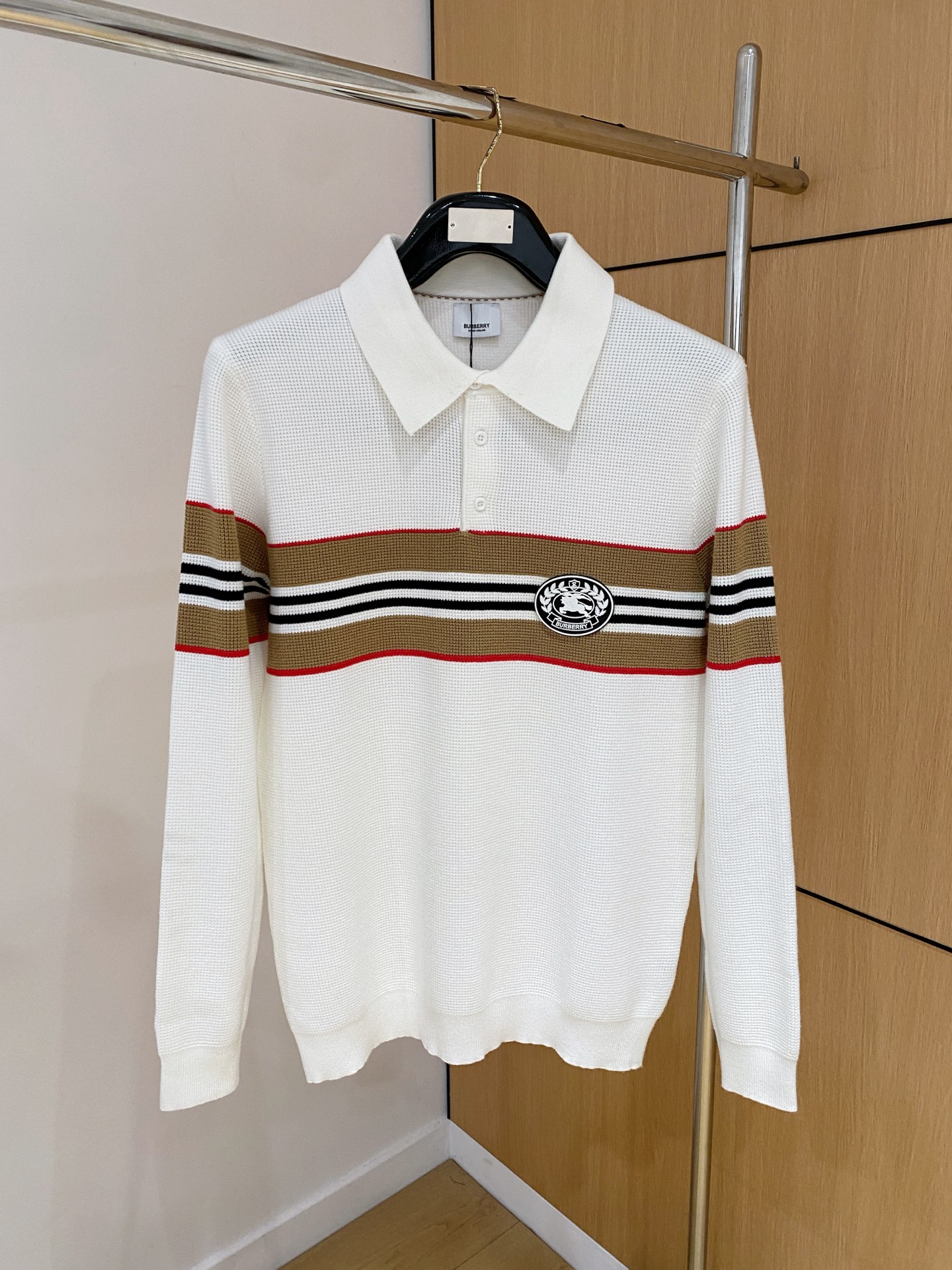 NO:597115,The latest long-sleeved POLO sweater from Burberry’s 25 official website for fall and winter is on sale at the same time!  Specially made of wool blended fabric. It feels comfortable. It can be directly in contact with the skin. The logo badge is exquisitely embroidered, which is extremely eye-catching!  The details highlight the fashionable charm of big brands. Exquisite workmanship. Three-dimensional cutting style. The wearing effect is invincible and handsome!  Size M-3XL,,burberry,sweaters,alexander wang19860909巴宝莉 25官网秋冬季最新款长袖POLO毛衣,同步在售爆款！特供羊毛混纺面料.手感舒适.可直接接触皮肤,logo徽章精致刺绣标志,极为抢眼！细节凸显大牌时尚魅力.精致做工.立体裁剪风格.穿着效果无敌帅气！码数M-3XL,,burberry,sweaters,alexander wang,Men's clothing