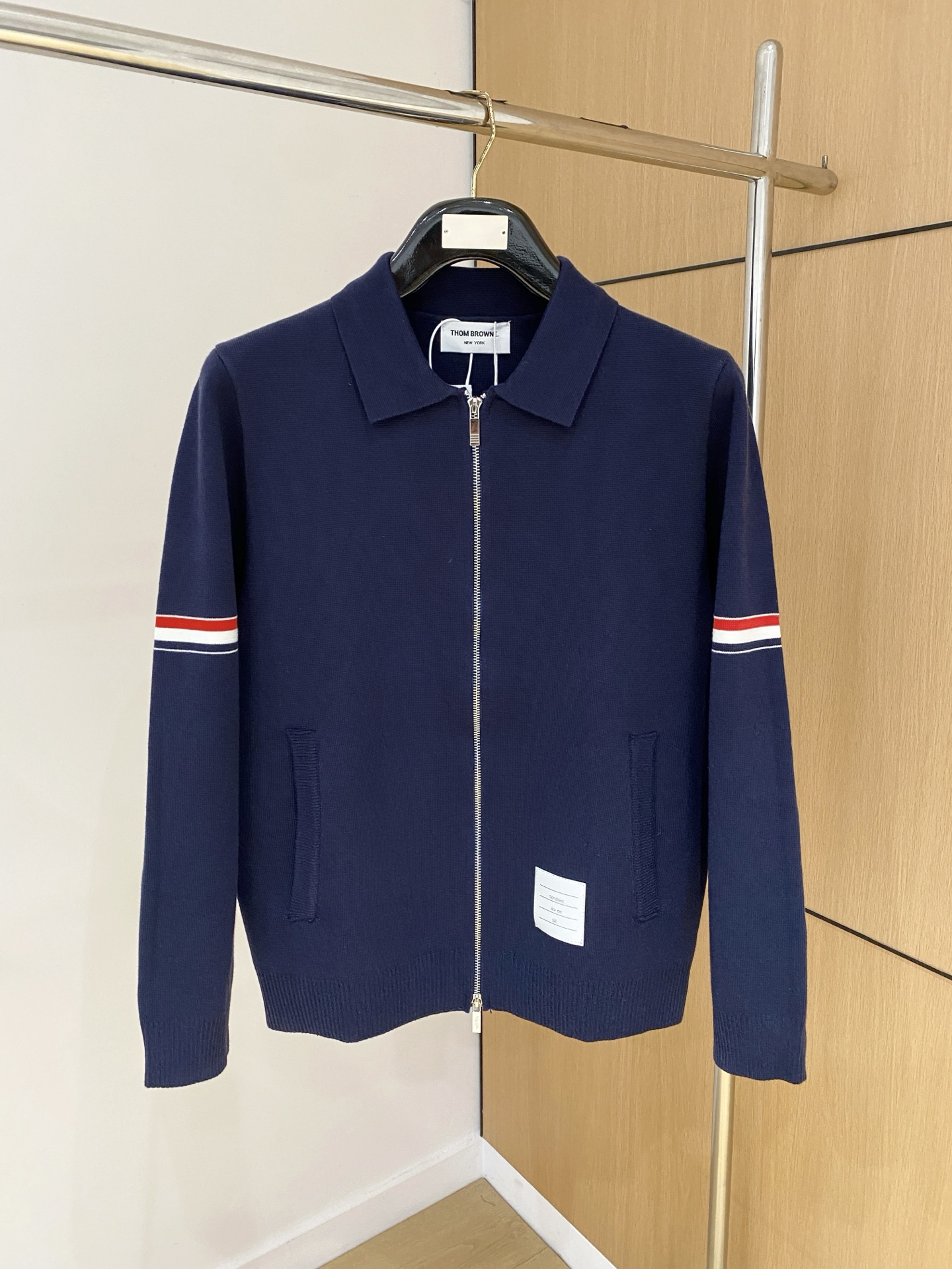 NO:547490,TB 25 official website, the latest cardigan zipper sweater in autumn and winter, is also a hot product on sale!  Special wool blend fabric. It feels comfortable to touch the skin directly. The logo badge is exquisitely embroidered logo, which is extremely eye-catching!  Details highlight the fashion charm of big brands. Exquisite workmanship and three-dimensional cutting style. The dressing effect is invincible and handsome!  Code number M-3XL, sweaters, alexander wang19860909TB 25官网秋冬季最新款开衫拉链毛衣,同步在售爆款！特供羊毛混纺面料.手感舒适.可直接接触皮肤,logo徽章精致刺绣标志,极为抢眼！细节凸显大牌时尚魅力.精致做工.立体裁剪风格.穿着效果无敌帅气！码数M-3XL,,sweaters,alexander wang,Men's clothing