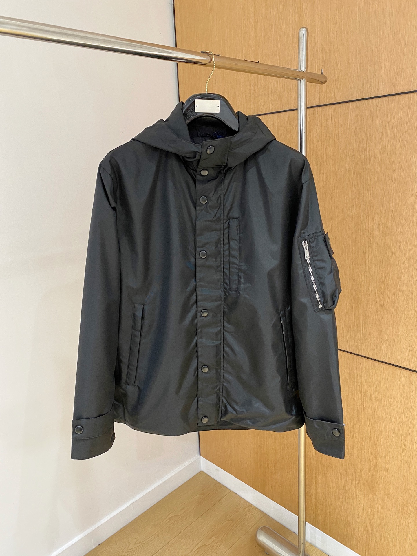 NO:547531,New, the same model on Prada official website, complete with three standards!  2025 autumn and winter new men's jacket, fashionable and casual high-end version!  Customized fabrics for counters are breathable and comfortable, with impeccable details, and the brand element design concept reflects high quality. They feel delicate and soft!  It is casually cut, with a great upper body style!  Code number M-3Xl.,,prada,jackets & coats,jackets & coats,alexander wang19860909上新 普拉达官网同款,三标齐全！2025秋冬新款男士夹克外套,时尚休闲高端版本！专柜定制面料 透气舒适度高,细节无可挑剔,品牌元素设计理念,体现高品质.手感细腻柔软！呈现休闲裁剪,上身版型超赞！码数M-3Xl .,,prada,jackets & coats,jackets & coats,alexander wang,Men's clothing