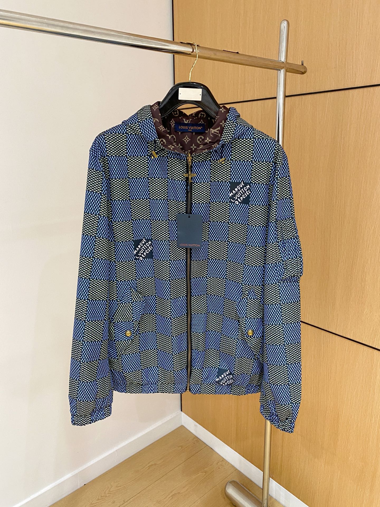 NO:547536,The same model on the new lv official website, complete with three standards!  2025 autumn and winter new men's jacket, fashionable and casual high-end version!  Customized fabrics for counters are breathable and comfortable, with impeccable details, and the brand element design concept reflects high quality. They feel delicate and soft!  It is casually cut, with a great upper body style!  code number xl-3Xl, louis vuitton, jackets & coats, jackets & coats, alexander wang19860909上新 lv官网同款,三标齐全！2025秋冬新款男士夹克外套,时尚休闲高端版本！专柜定制面料 透气舒适度高,细节无可挑剔,品牌元素设计理念,体现高品质.手感细腻柔软！呈现休闲裁剪,上身版型超赞！码数xl-3Xl,,louis vuitton,jackets & coats,jackets & coats,alexander wang,Men's clothing