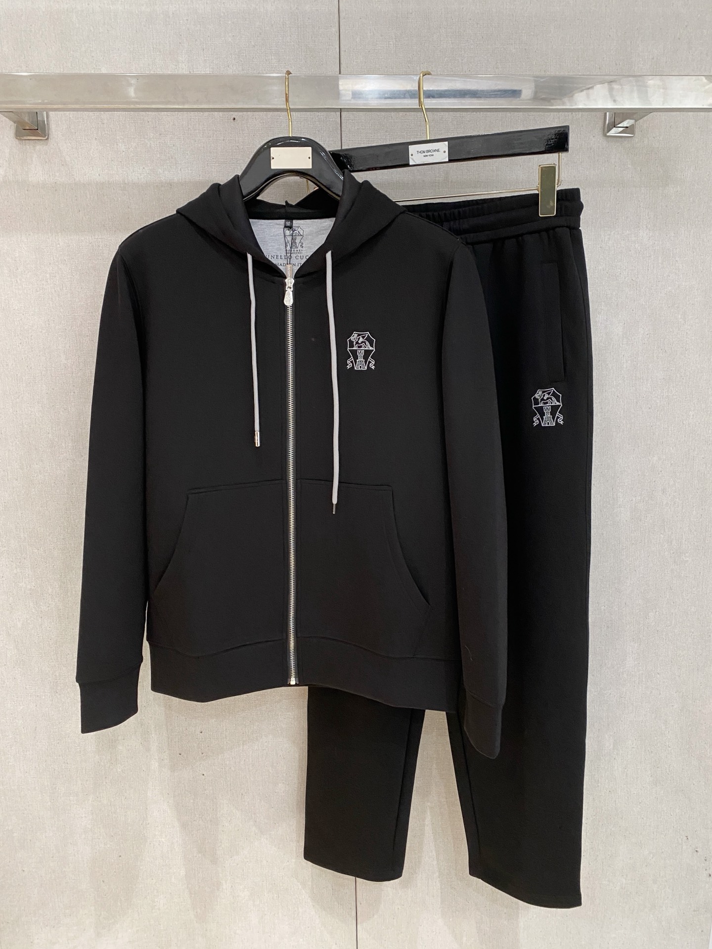 NO:568745,Loewe's 2025 autumn and winter new counter casual air layer fabric suit, breathable, comfortable and casual!  Full of high-end feel!  The details are exquisite and high-end, and the workmanship is impeccable!  The original high-end fabric is very high-end!  The fabric is crisp, anti-wrinkle and wear-resistant, warm, neat and stylish. Everyone must buy a set this autumn and winter. They must look cool and cool when wearing it. This is a special recommendation from our store!  M-3XL….,,loewe,alexander wang19860909罗意威 2025秋冬新款专柜同款休闲空气层面料套装,透气舒适休闲！高级感满满！细节精致高档,做工无可挑剔！原版高端面料很显高级！面料挺括抗皱耐磨,保暖利落有型 这个秋冬每人必须入手一套 穿上必须是醉帅气的 咋们家特别推荐款！M-3XL….,,loewe,alexander wang,Men's clothing