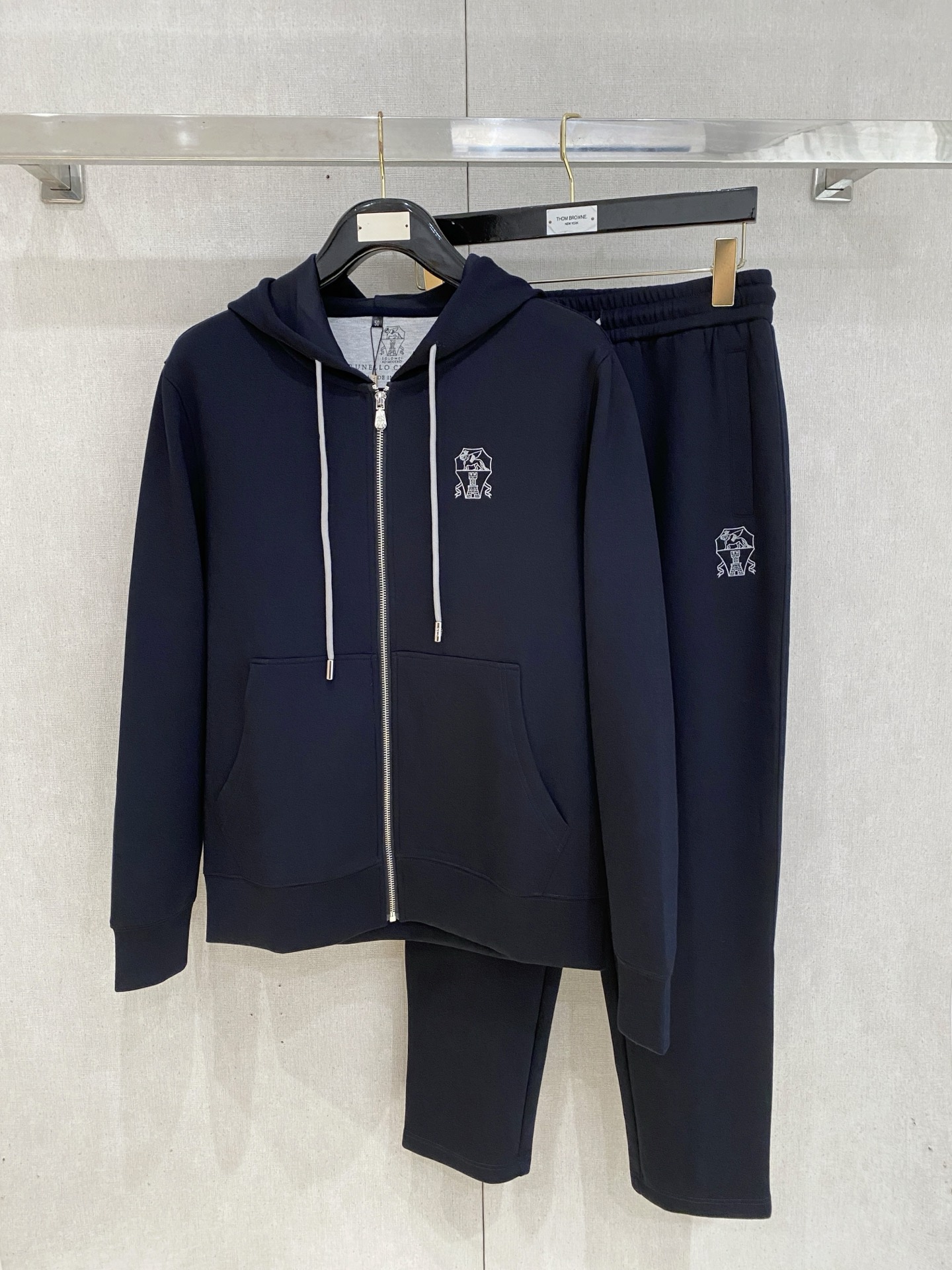 NO:568740,bc 2025 autumn and winter new counter casual air layer fabric suit of the same style, breathable, comfortable and casual!  Full of high-end feel!  The details are exquisite and high-end, and the workmanship is impeccable!  The original high-end fabric is very high-end!  The fabric is crisp, anti-wrinkle and wear-resistant, warm, neat and stylish. Everyone must buy a set this autumn and winter. They must look cool and cool when wearing it. This is a particularly recommended model from our store!  M-3XL….,,alexander wang19860909bc 2025秋冬新款专柜同款休闲空气层面料套装,透气舒适休闲！高级感满满！细节精致高档,做工无可挑剔！原版高端面料很显高级！面料挺括抗皱耐磨,保暖利落有型 这个秋冬每人必须入手一套 穿上必须是醉帅气的 咋们家特别推荐款！M-3XL….,,alexander wang,Men's clothing