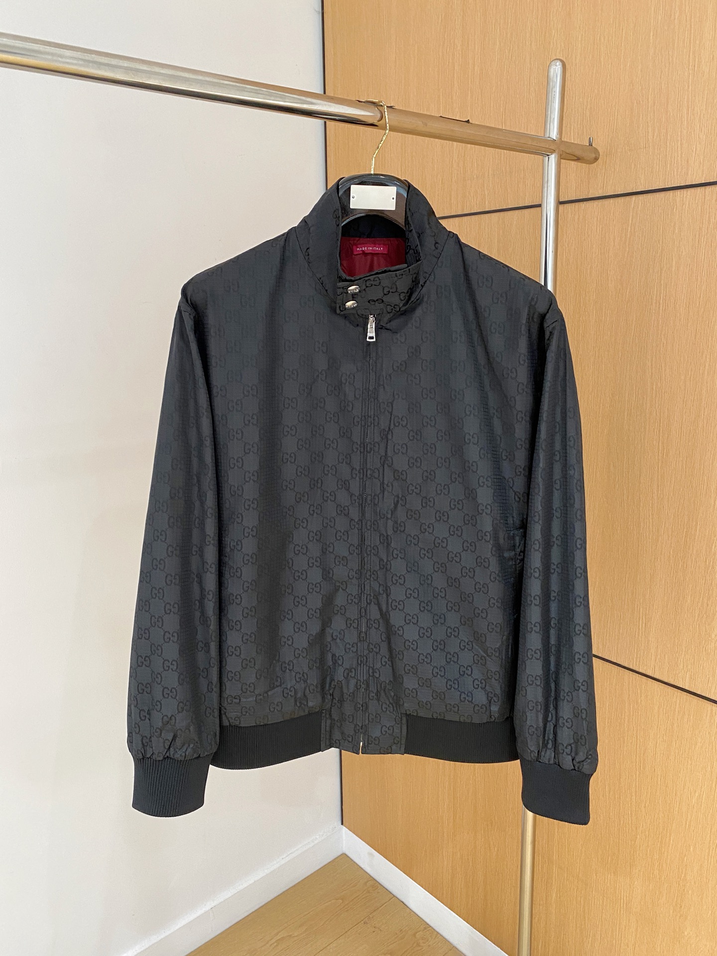 NO:547541,The same model on the official website of the new g home, complete with three specifications!  2025 autumn and winter new men's jacket, fashionable and casual high-end version!  Customized fabrics for counters are breathable and comfortable, with impeccable details, and the brand element design concept reflects high quality. They feel delicate and soft!  It is casually cut, with a great upper body style!  Code number M-3Xl.,,gucci,jackets & coats,jackets & coats,alexander wang19860909上新 g家 官网同款,三标齐全！2025秋冬新款男士夹克外套,时尚休闲高端版本！专柜定制面料 透气舒适度高,细节无可挑剔,品牌元素设计理念,体现高品质.手感细腻柔软！呈现休闲裁剪,上身版型超赞！码数M-3Xl .,,gucci,jackets & coats,jackets & coats,alexander wang,Men's clothing