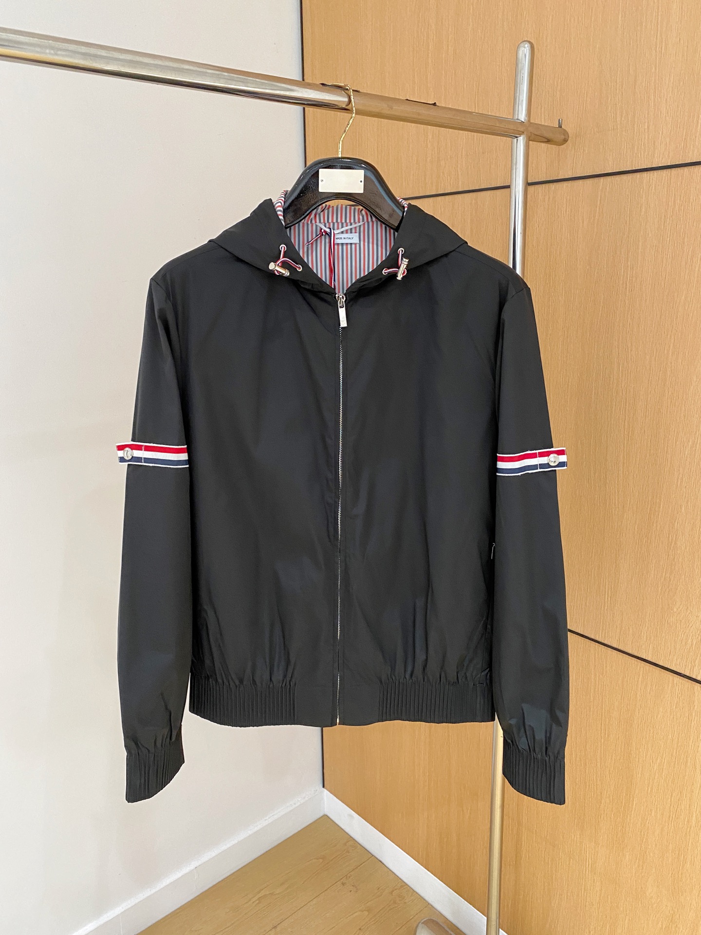 NO:547546,New TB official website has the same model, complete three standards!  2025 autumn and winter new men's jacket, fashionable and casual high-end version!  Customized fabrics for counters are breathable and comfortable, with impeccable details, and the brand element design concept reflects high quality. The feel is delicate and soft!  It is casually cut, with a great upper body style!  Code number M-3Xl.,,jackets & coats,jackets & coats,alexander wang19860909上新 TB官网同款,三标齐全！2025秋冬新款男士夹克外套,时尚休闲高端版本！专柜定制面料 透气舒适度高,细节无可挑剔,品牌元素设计理念,体现高品质.手感细腻柔软！呈现休闲裁剪,上身版型超赞！码数M-3Xl .,,jackets & coats,jackets & coats,alexander wang,Men's clothing