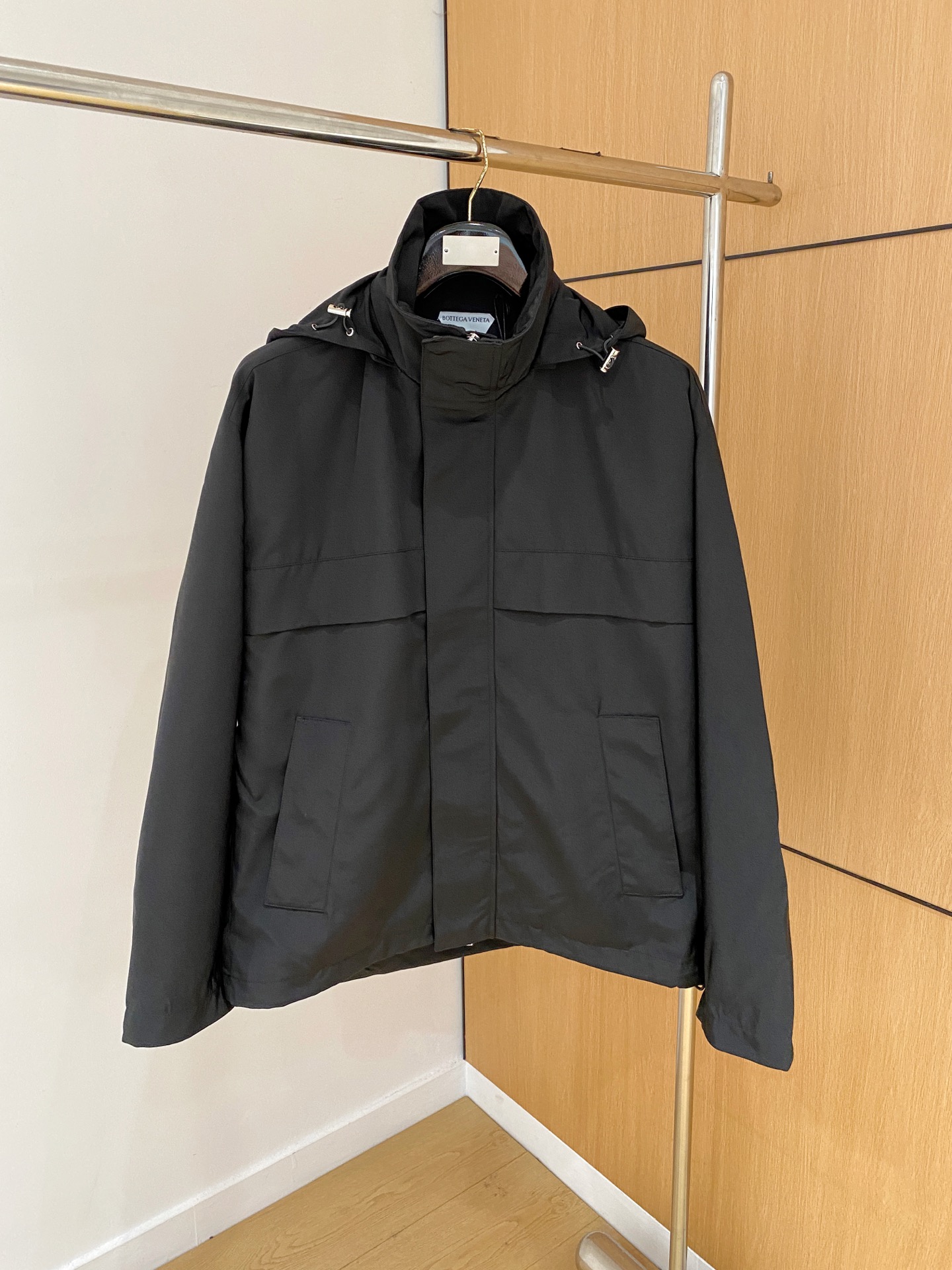 NO:547550,The new bv home official website has the same style, complete with three standards!  2025 new autumn and winter men's jackets, fashionable and casual high-end version!  Custom-made fabrics at the counter are highly breathable and comfortable, with impeccable details and brand element design concepts, reflecting high quality. It feels delicate and soft!  It presents a casual cut and the upper body shape is awesome!  Size M-3Xl .,,bottega veneta,jackets & coats,jackets & coats,alexander wang19860909上新 bv家 官网同款,三标齐全！2025秋冬新款男士夹克外套,时尚休闲高端版本！专柜定制面料 透气舒适度高,细节无可挑剔,品牌元素设计理念,体现高品质.手感细腻柔软！呈现休闲裁剪,上身版型超赞！码数M-3Xl .,,bottega veneta,jackets & coats,jackets & coats,alexander wang,Men's clothing