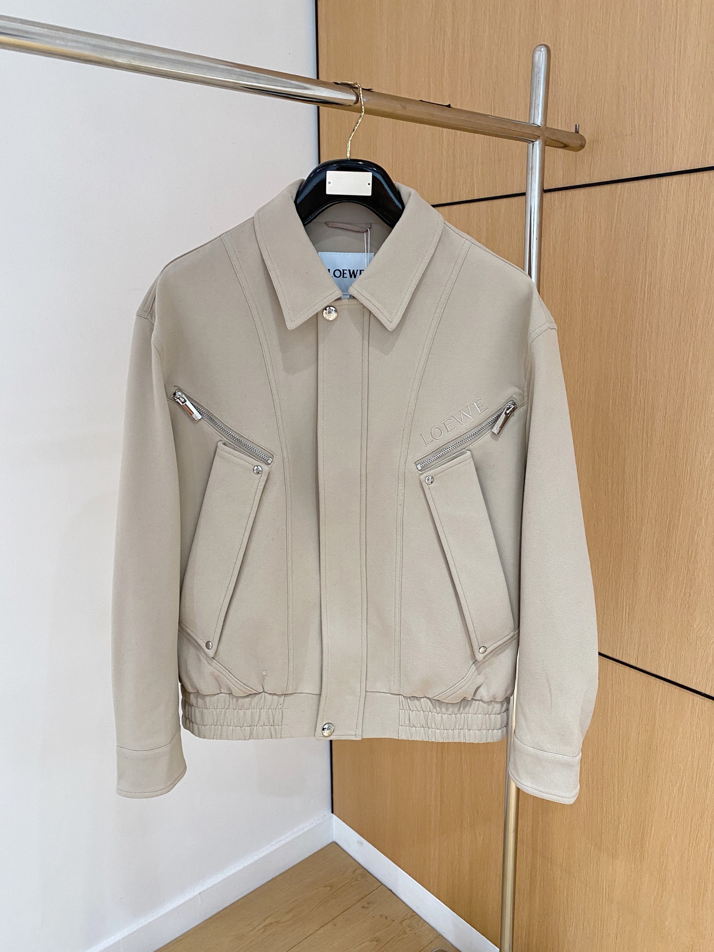 NO:547526,New Luo Yiwei The same style on the official website, complete with three standards!  2025 autumn and winter new men's jacket, fashionable and casual high-end version!  Customized fabrics for counters are breathable and comfortable, with impeccable details, and the brand element design concept reflects high quality. The feel is delicate and soft!  It is casually cut, with a great upper body style!  Code number M-3Xl.,,loewe,jackets & coats,jackets & coats,alexander wang19860909上新 罗意威 官网同款,三标齐全！2025秋冬新款男士夹克外套,时尚休闲高端版本！专柜定制面料 透气舒适度高,细节无可挑剔,品牌元素设计理念,体现高品质.手感细腻柔软！呈现休闲裁剪,上身版型超赞！码数M-3Xl .,,loewe,jackets & coats,jackets & coats,alexander wang,Men's clothing