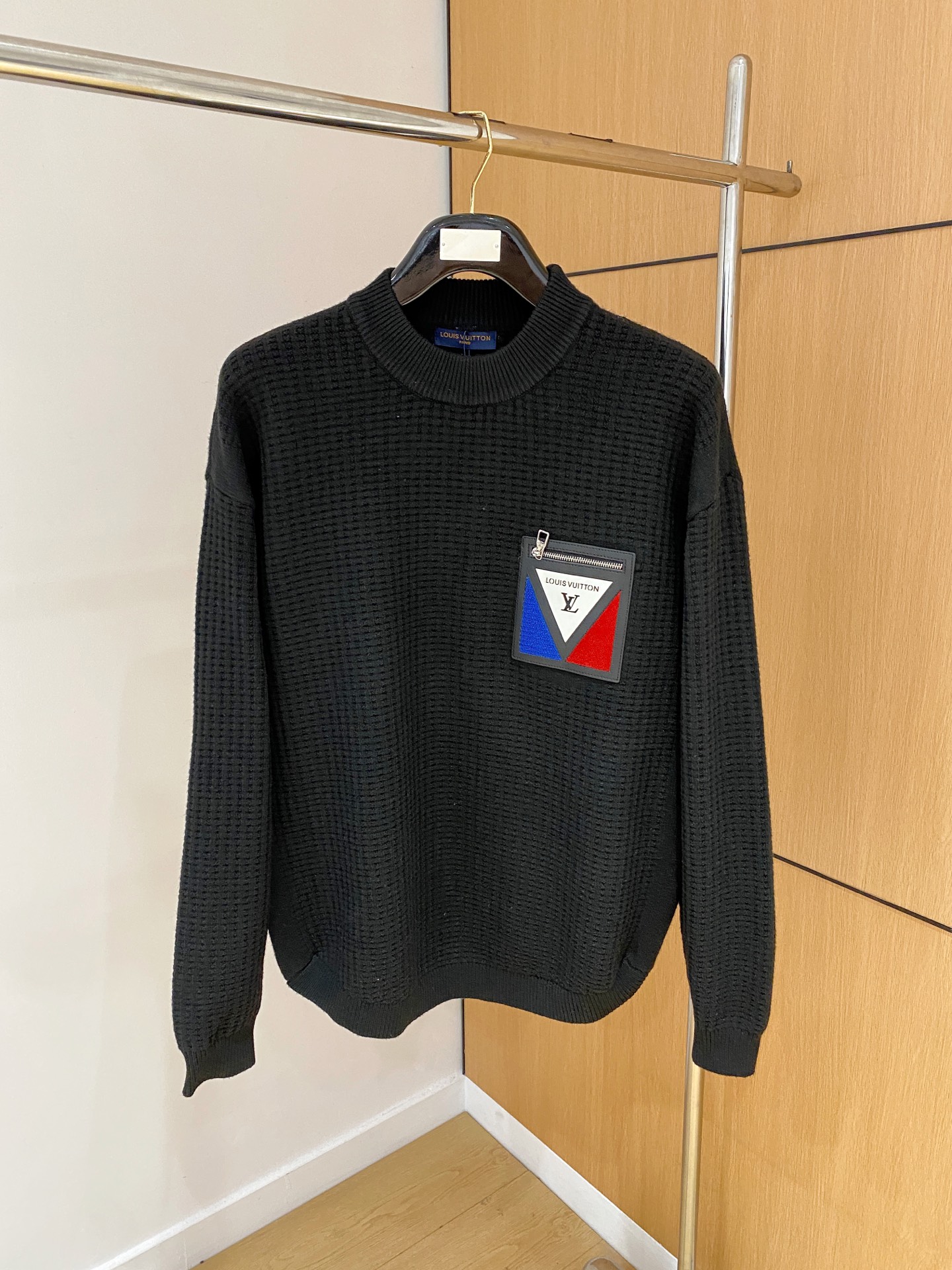 NO:547502,The latest round-neck sweater in autumn and winter on the official website of LV 25, and it is also a hot model on sale!  Special wool blend fabric. It feels comfortable to touch the skin directly. The logo badge is exquisitely embroidered logo, which is extremely eye-catching!  Details highlight the fashion charm of big brands. Exquisite workmanship and three-dimensional cutting style. The dressing effect is invincible and handsome!  Code number M-3XL, louis vuitton, sweaters, alexander wang19860909LV 25官网秋冬季最新款圆领毛衣,同步在售爆款！特供羊毛混纺面料.手感舒适.可直接接触皮肤,logo徽章精致刺绣标志,极为抢眼！细节凸显大牌时尚魅力.精致做工.立体裁剪风格.穿着效果无敌帅气！码数M-3XL,,louis vuitton,sweaters,alexander wang,Men's clothing