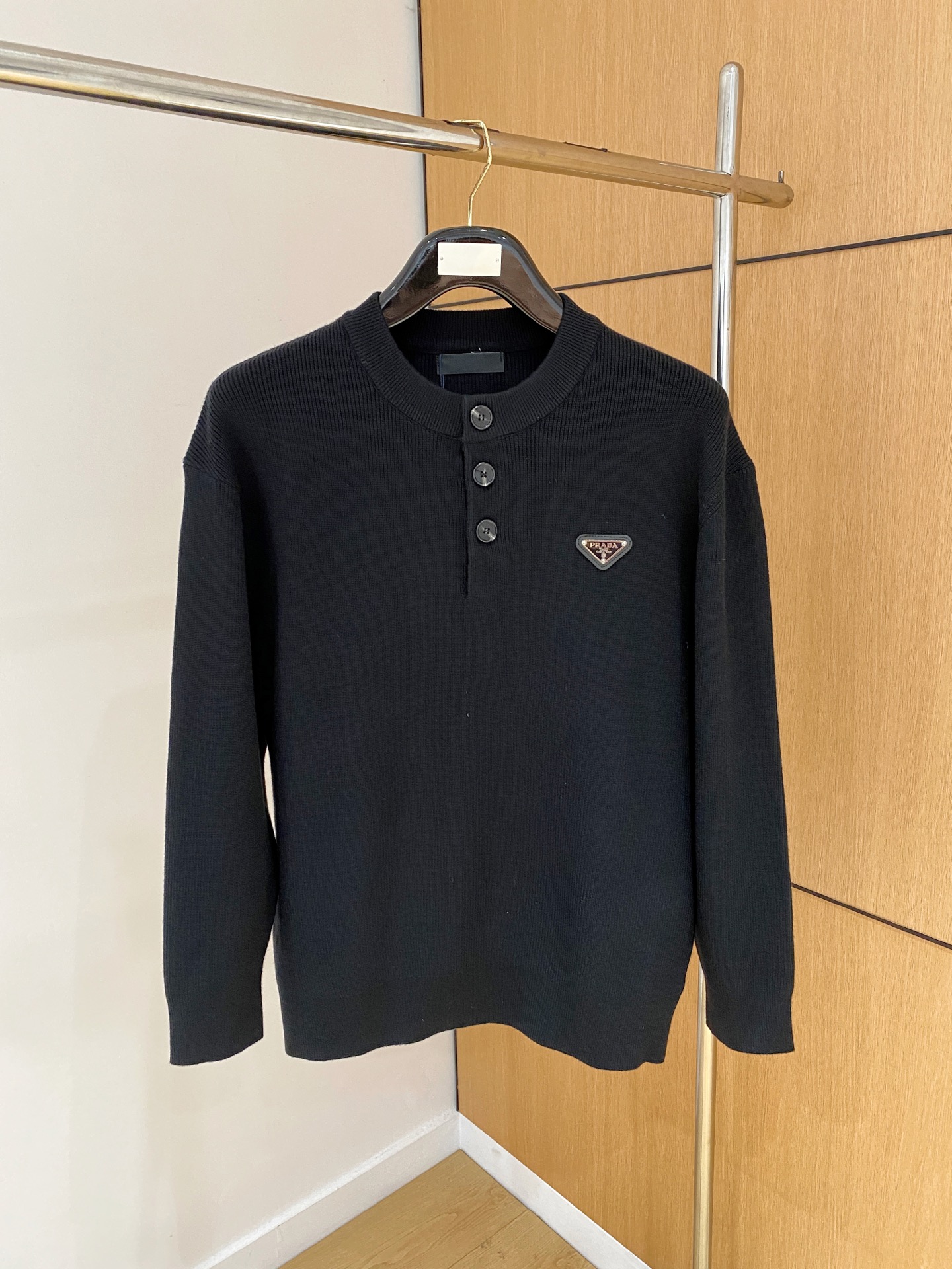 NO:547500,Prada 25 official website has the latest round neck sweater in autumn and winter, and it is also a hot product on sale!  Special wool blend fabric. It feels comfortable to touch the skin directly. The logo badge is exquisitely embroidered logo, which is extremely eye-catching!  Details highlight the fashion charm of big brands. Exquisite workmanship and three-dimensional cutting style. The dressing effect is invincible and handsome!  Code number M-3XL, prada, sweaters, alexander wang19860909普拉达 25官网秋冬季最新款圆领毛衣,同步在售爆款！特供羊毛混纺面料.手感舒适.可直接接触皮肤,logo徽章精致刺绣标志,极为抢眼！细节凸显大牌时尚魅力.精致做工.立体裁剪风格.穿着效果无敌帅气！码数M-3XL,,prada,sweaters,alexander wang,Men's clothing