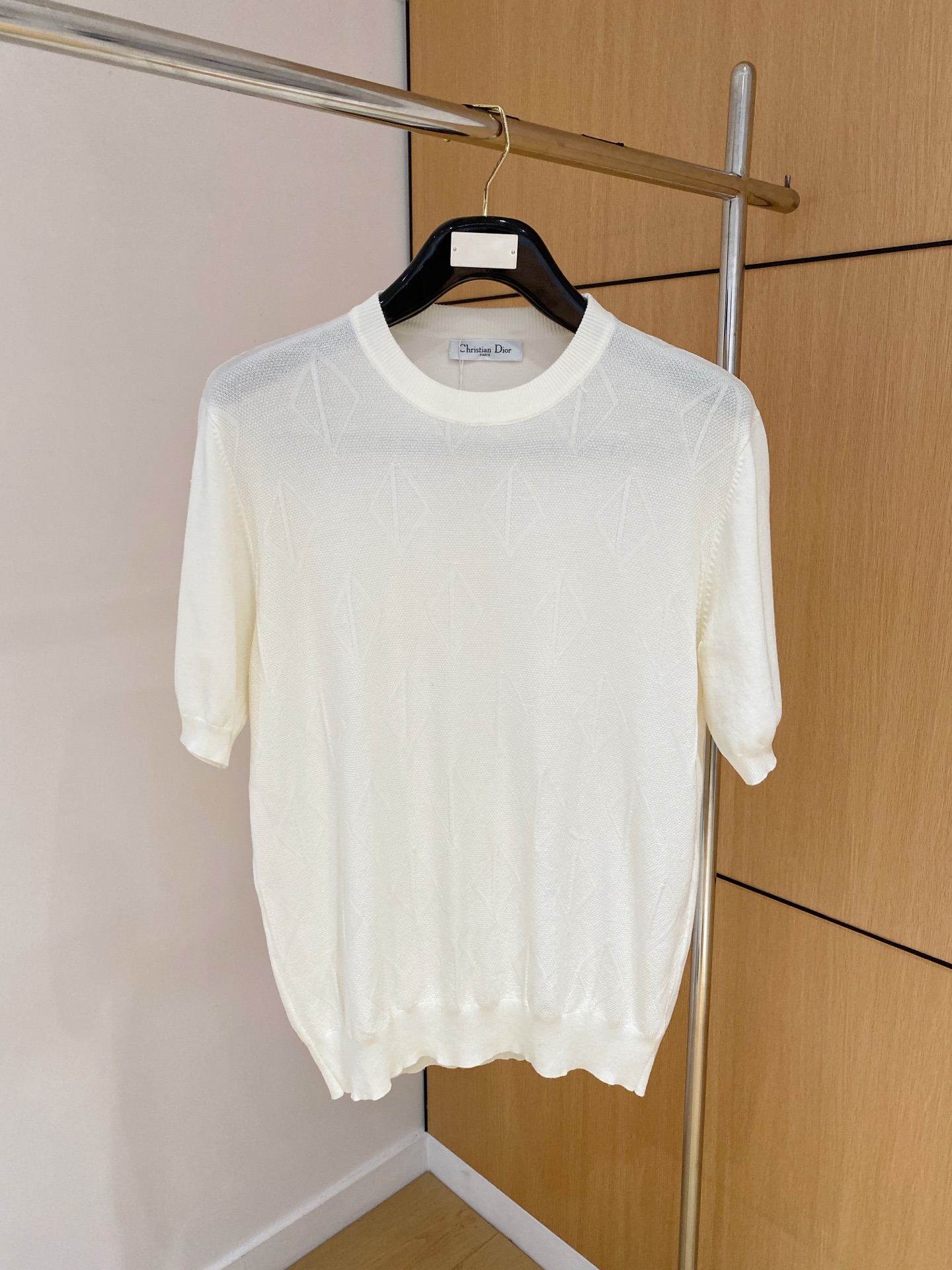 NO:547516,Dior 25 official website has the latest short-sleeved knitted sweater in autumn and winter, and it is also a hot model on sale!  Special wool blend fabric. It feels comfortable to touch the skin directly. The logo badge is exquisitely embroidered logo, which is extremely eye-catching!  Details highlight the fashion charm of big brands. Exquisite workmanship and three-dimensional cutting style. The dressing effect is invincible and handsome!  Code number M-3XL, dior, sweaters, T-shirt, alexander wang19860909迪奥 25官网秋冬季最新款短袖针织毛衣,同步在售爆款！特供羊毛混纺面料.手感舒适.可直接接触皮肤,logo徽章精致刺绣标志,极为抢眼！细节凸显大牌时尚魅力.精致做工.立体裁剪风格.穿着效果无敌帅气！码数M-3XL,,dior,sweaters,T-shirt,alexander wang,Men's clothing