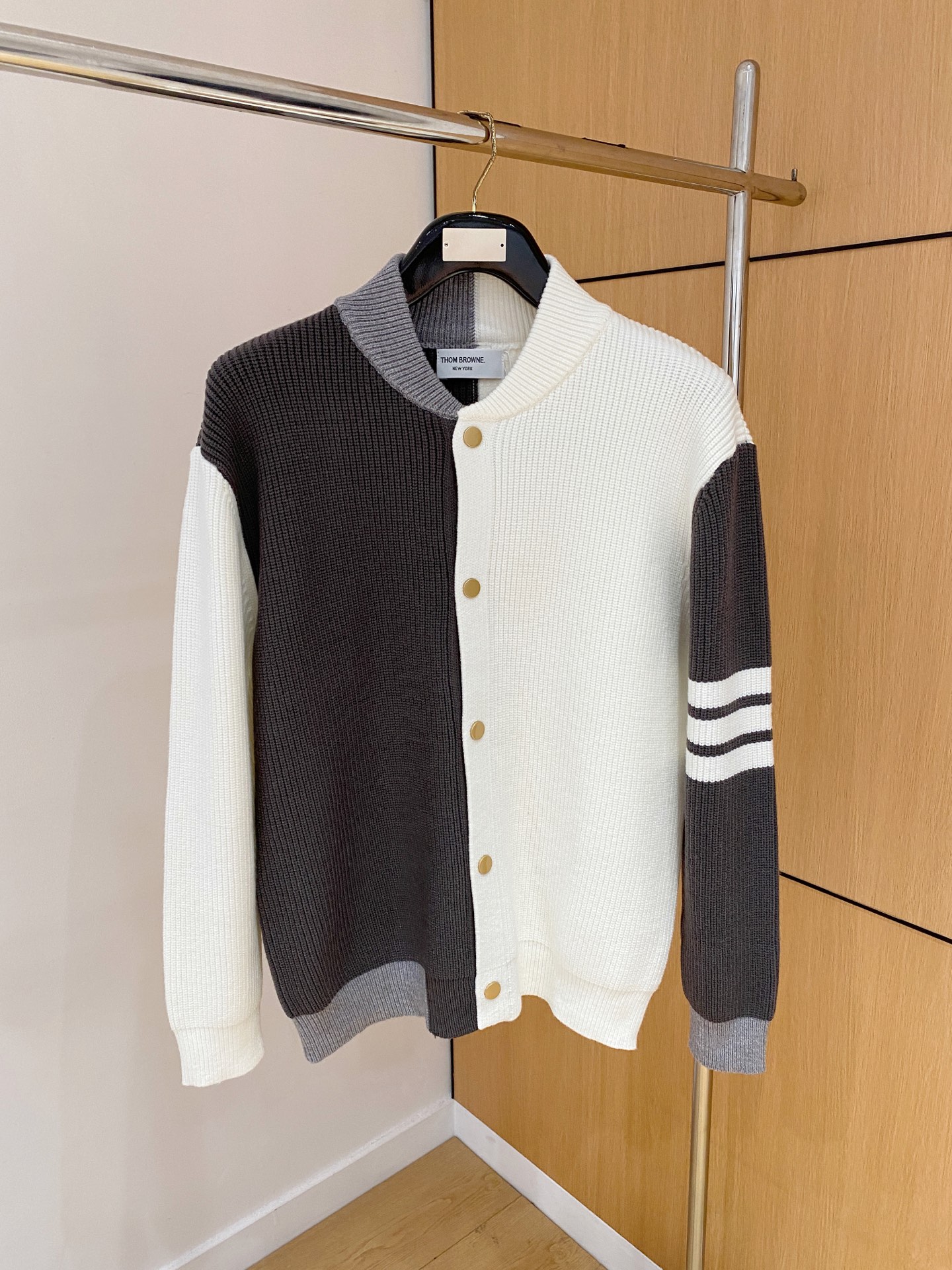 NO:597098,TB 25 official website has the latest round neck sweaters for autumn and winter, and they are on sale at the same time!  Specially made of wool blended fabric. It feels comfortable. It can be directly in contact with the skin. The logo badge is exquisitely embroidered, which is extremely eye-catching!  The details highlight the fashionable charm of big brands. Exquisite workmanship. Three-dimensional cutting style. The wearing effect is invincible and handsome!  Size M-3XL,,sweaters,alexander wang19860909TB 25官网秋冬季最新款圆领毛衣,同步在售爆款！特供羊毛混纺面料.手感舒适.可直接接触皮肤,logo徽章精致刺绣标志,极为抢眼！细节凸显大牌时尚魅力.精致做工.立体裁剪风格.穿着效果无敌帅气！码数M-3XL,,sweaters,alexander wang,Men's clothing