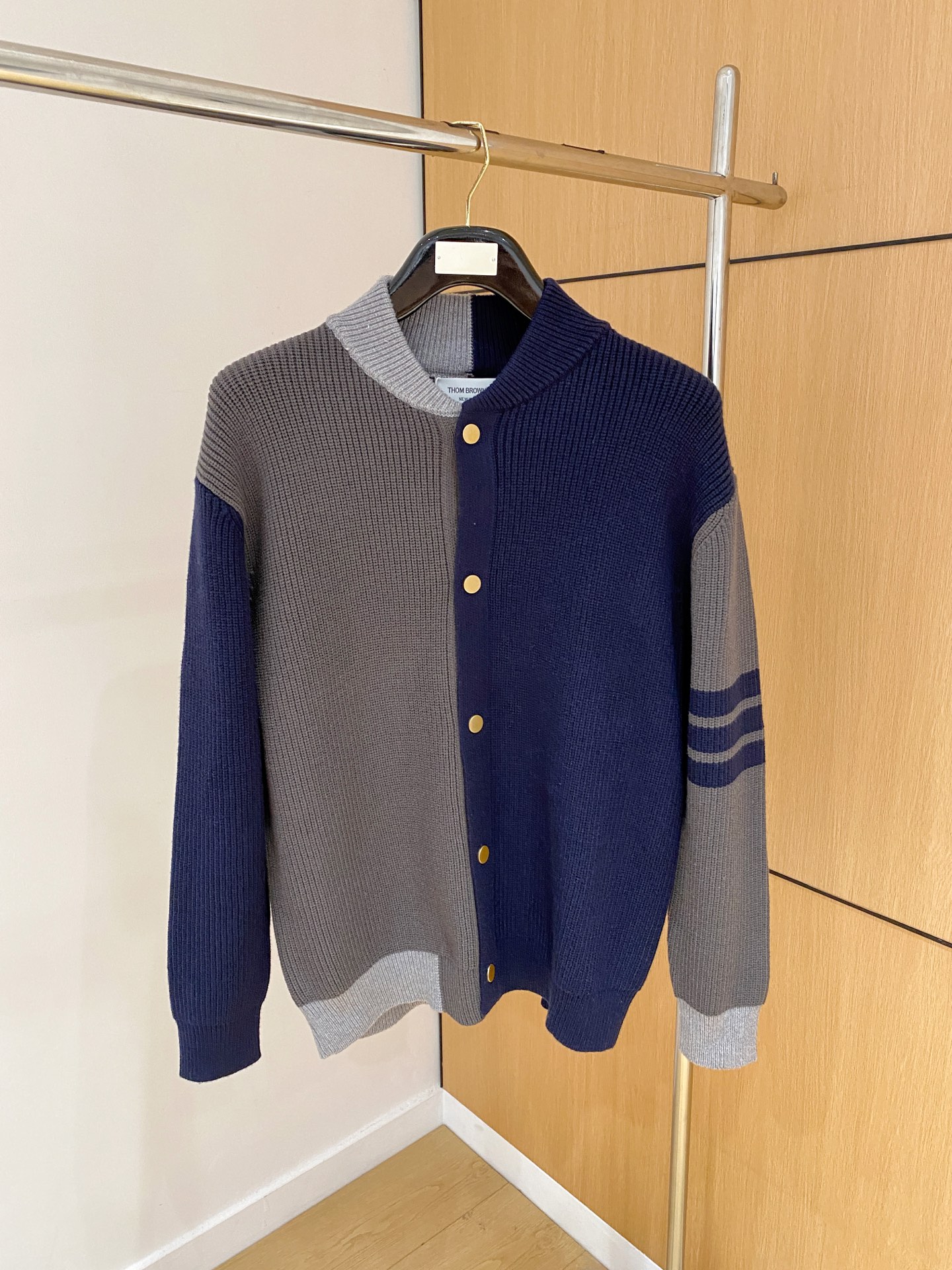 NO:597096,TB 25 official website has the latest cardigans and sweaters for autumn and winter, and they are on sale at the same time!  Specially made of wool blended fabric. It feels comfortable. It can be directly in contact with the skin. The logo badge is exquisitely embroidered, which is extremely eye-catching!  The details highlight the fashionable charm of big brands. Exquisite workmanship. Three-dimensional cutting style. The wearing effect is invincible and handsome!  Size M-3XL,,sweaters,alexander wang19860909TB 25官网秋冬季最新款开衫毛衣,同步在售爆款！特供羊毛混纺面料.手感舒适.可直接接触皮肤,logo徽章精致刺绣标志,极为抢眼！细节凸显大牌时尚魅力.精致做工.立体裁剪风格.穿着效果无敌帅气！码数M-3XL,,sweaters,alexander wang,Men's clothing