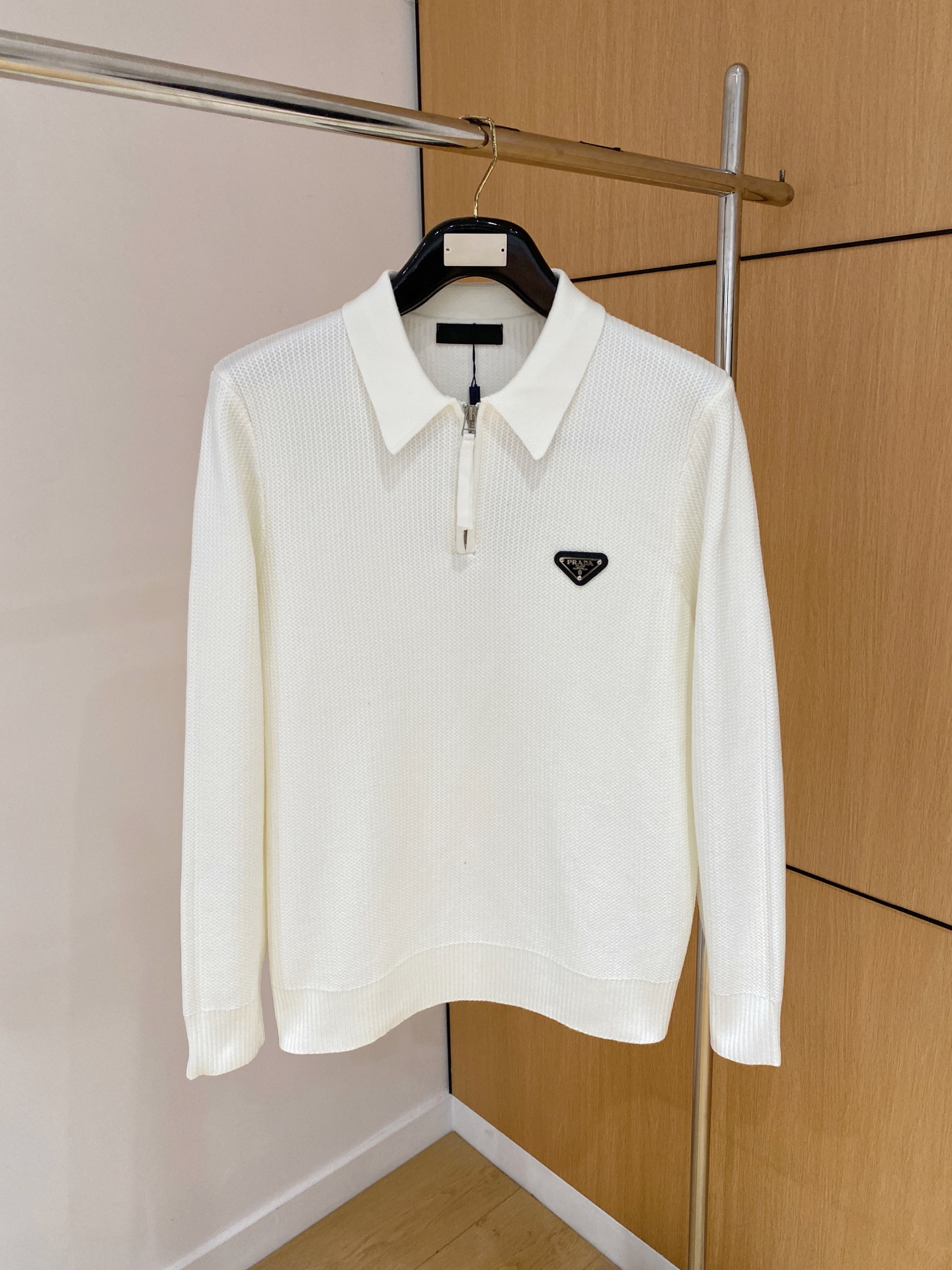 NO:597114,Prada 25 official website has the latest POLO long-sleeved sweaters for autumn and winter, and they are on sale at the same time!  Specially made of wool blended fabric. It feels comfortable. It can be directly in contact with the skin. The logo badge is exquisitely embroidered, which is extremely eye-catching!  The details highlight the fashionable charm of big brands. Exquisite workmanship. Three-dimensional cutting style. The wearing effect is invincible and handsome!  Size M-3XL,,prada,sweaters,alexander wang19860909普拉达 25官网秋冬季最新款POLO长袖毛衣,同步在售爆款！特供羊毛混纺面料.手感舒适.可直接接触皮肤,logo徽章精致刺绣标志,极为抢眼！细节凸显大牌时尚魅力.精致做工.立体裁剪风格.穿着效果无敌帅气！码数M-3XL,,prada,sweaters,alexander wang,Men's clothing