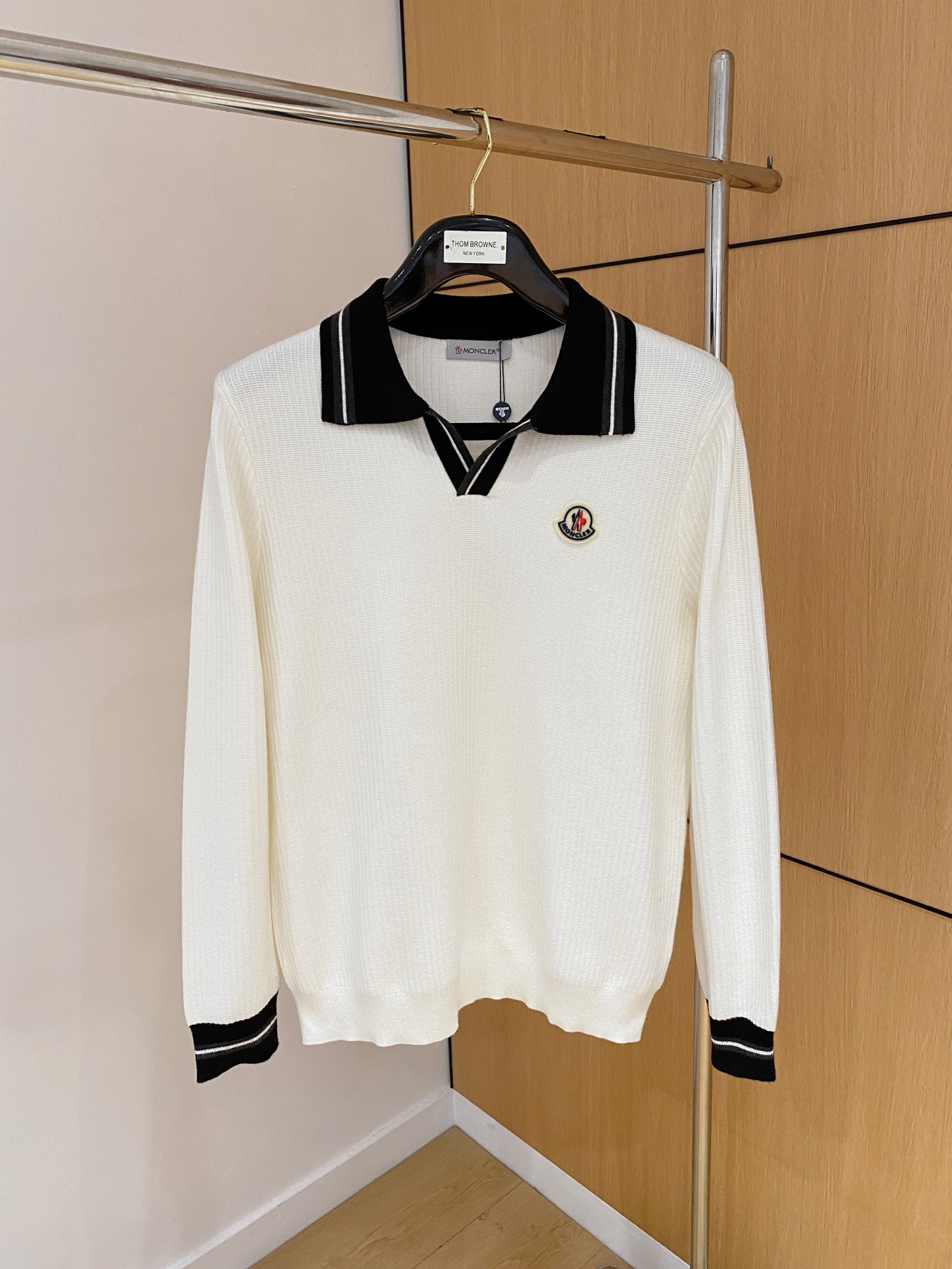 NO:597112,Mengkou 25 official website has the latest POLO long-sleeved sweater for autumn and winter, which is on sale at the same time!  Specially made of wool blended fabric. It feels comfortable. It can be directly in contact with the skin. The logo badge is exquisitely embroidered, which is extremely eye-catching!  The details highlight the fashionable charm of big brands. Exquisite workmanship. Three-dimensional cutting style. The wearing effect is invincible and handsome!  Size M-3XL,,Moncler,sweaters,alexander wang19860909蒙口 25官网秋冬季最新款POLO长袖毛衣,同步在售爆款！特供羊毛混纺面料.手感舒适.可直接接触皮肤,logo徽章精致刺绣标志,极为抢眼！细节凸显大牌时尚魅力.精致做工.立体裁剪风格.穿着效果无敌帅气！码数M-3XL,,Moncler,sweaters,alexander wang,Men's clothing