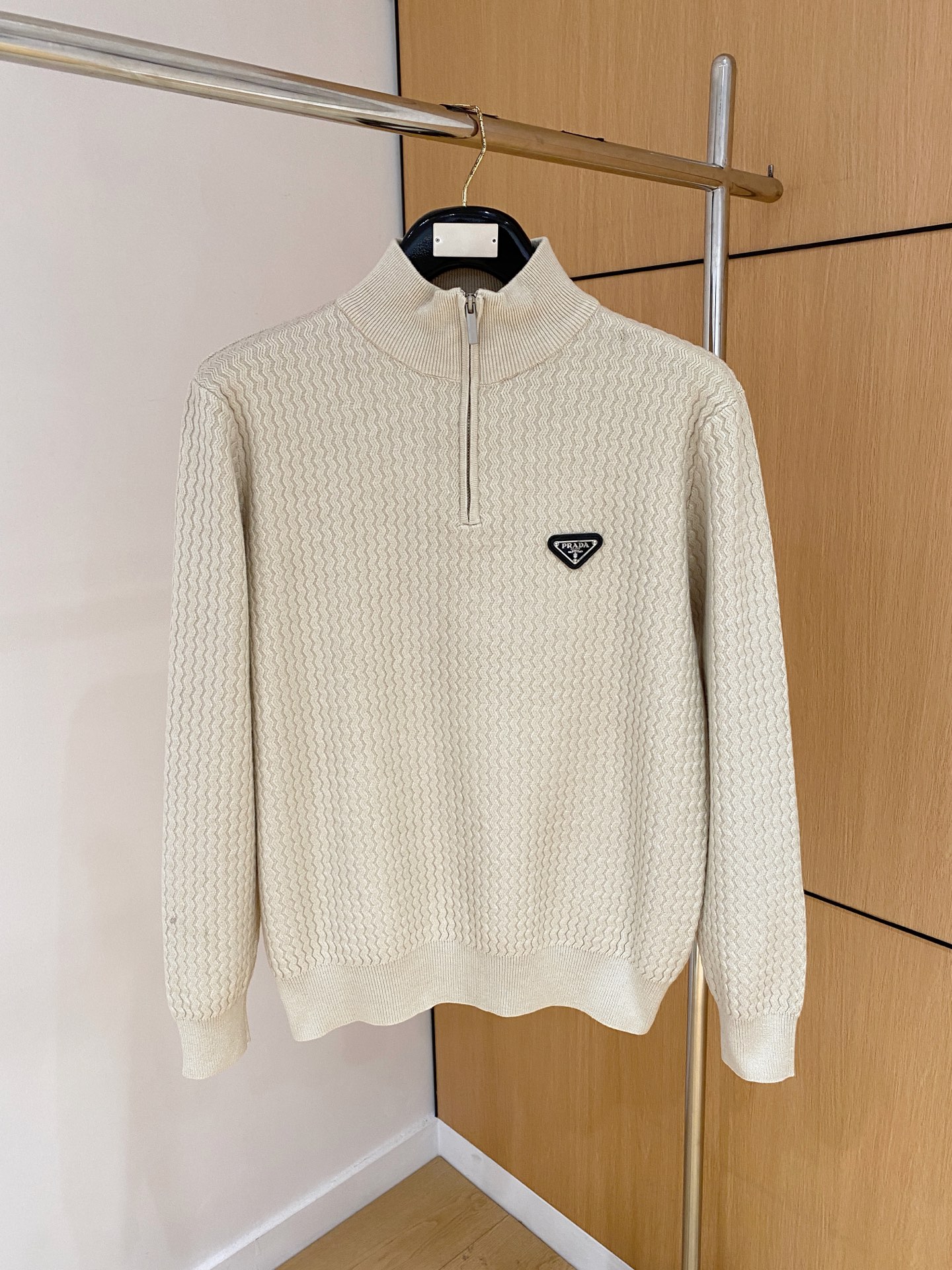 NO:597110,The latest half-zip cardigan sweater from Prada 25 official website for autumn and winter is on sale at the same time!  Specially made of wool blended fabric. It feels comfortable. It can be directly in contact with the skin. The logo badge is exquisitely embroidered, which is extremely eye-catching!  The details highlight the fashionable charm of big brands. Exquisite workmanship. Three-dimensional cutting style. The wearing effect is invincible and handsome!  Size M-3XL,,prada,sweaters,alexander wang19860909普拉达 25官网秋冬季最新款半拉链开衫毛衣,同步在售爆款！特供羊毛混纺面料.手感舒适.可直接接触皮肤,logo徽章精致刺绣标志,极为抢眼！细节凸显大牌时尚魅力.精致做工.立体裁剪风格.穿着效果无敌帅气！码数M-3XL,,prada,sweaters,alexander wang,Men's clothing