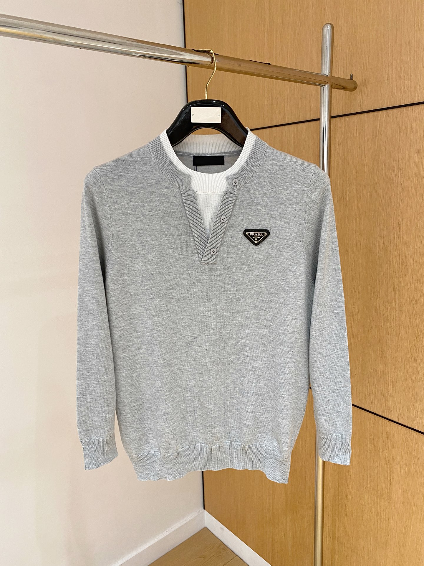 NO:597106,Prada 25 official website has the latest round neck sweaters for autumn and winter, and they are on sale at the same time!  Specially made of wool blended fabric. It feels comfortable. It can be directly in contact with the skin. The logo badge is exquisitely embroidered, which is extremely eye-catching!  The details highlight the fashionable charm of big brands. Exquisite workmanship. Three-dimensional cutting style. The wearing effect is invincible and handsome!  Size M-3XL,,prada,sweaters,alexander wang19860909普拉达 25官网秋冬季最新款圆领毛衣,同步在售爆款！特供羊毛混纺面料.手感舒适.可直接接触皮肤,logo徽章精致刺绣标志,极为抢眼！细节凸显大牌时尚魅力.精致做工.立体裁剪风格.穿着效果无敌帅气！码数M-3XL,,prada,sweaters,alexander wang,Men's clothing