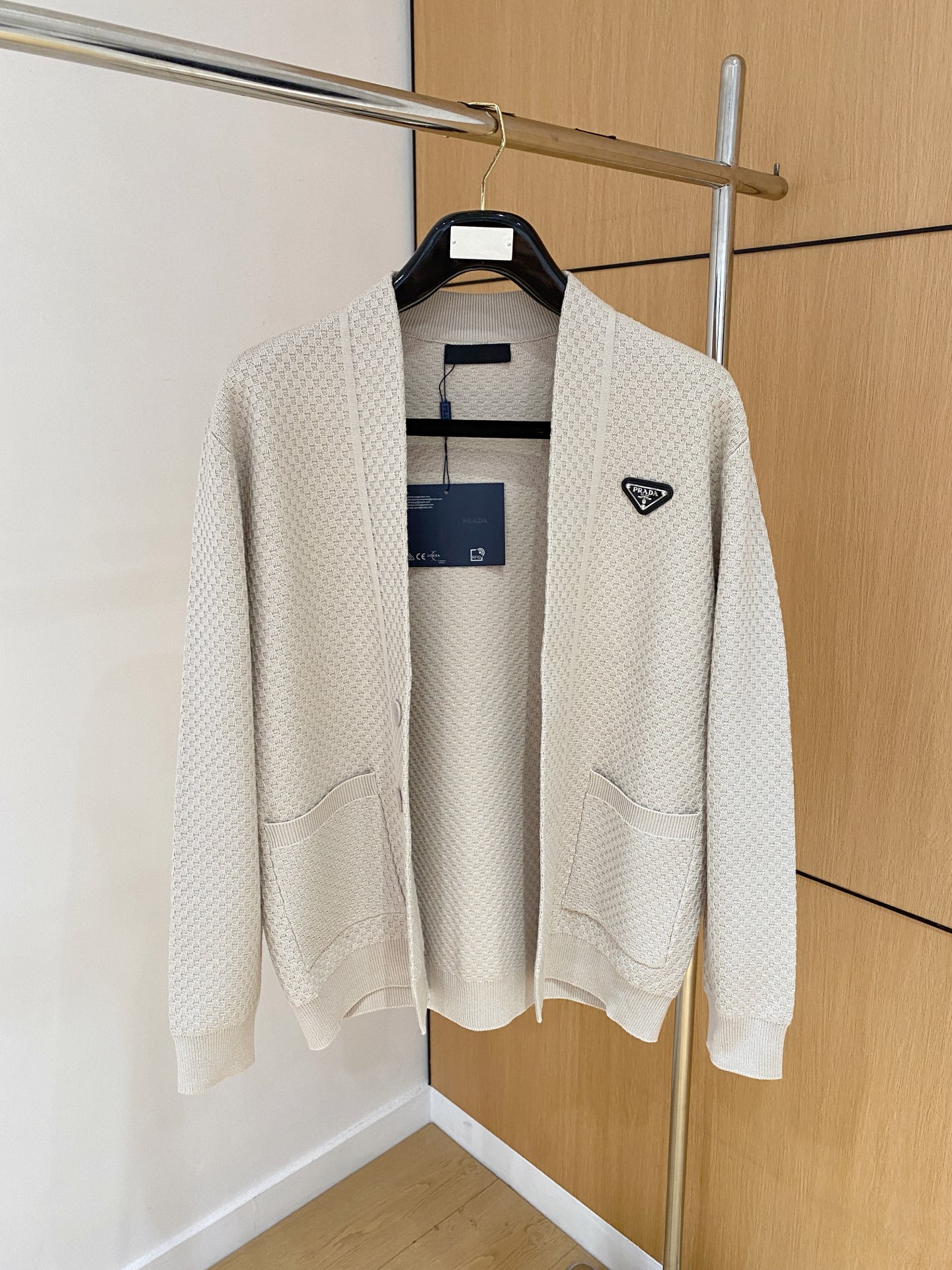 NO:597113,Prada 25 official website has the latest cardigans and sweaters for autumn and winter, and they are on sale at the same time!  Specially made of wool blended fabric. It feels comfortable. It can be directly in contact with the skin. The logo badge is exquisitely embroidered, which is extremely eye-catching!  The details highlight the fashionable charm of big brands. Exquisite workmanship. Three-dimensional cutting style. The wearing effect is invincible and handsome!  Size M-3XL,,prada,sweaters,alexander wang19860909普拉达 25官网秋冬季最新款开衫毛衣,同步在售爆款！特供羊毛混纺面料.手感舒适.可直接接触皮肤,logo徽章精致刺绣标志,极为抢眼！细节凸显大牌时尚魅力.精致做工.立体裁剪风格.穿着效果无敌帅气！码数M-3XL,,prada,sweaters,alexander wang,Men's clothing