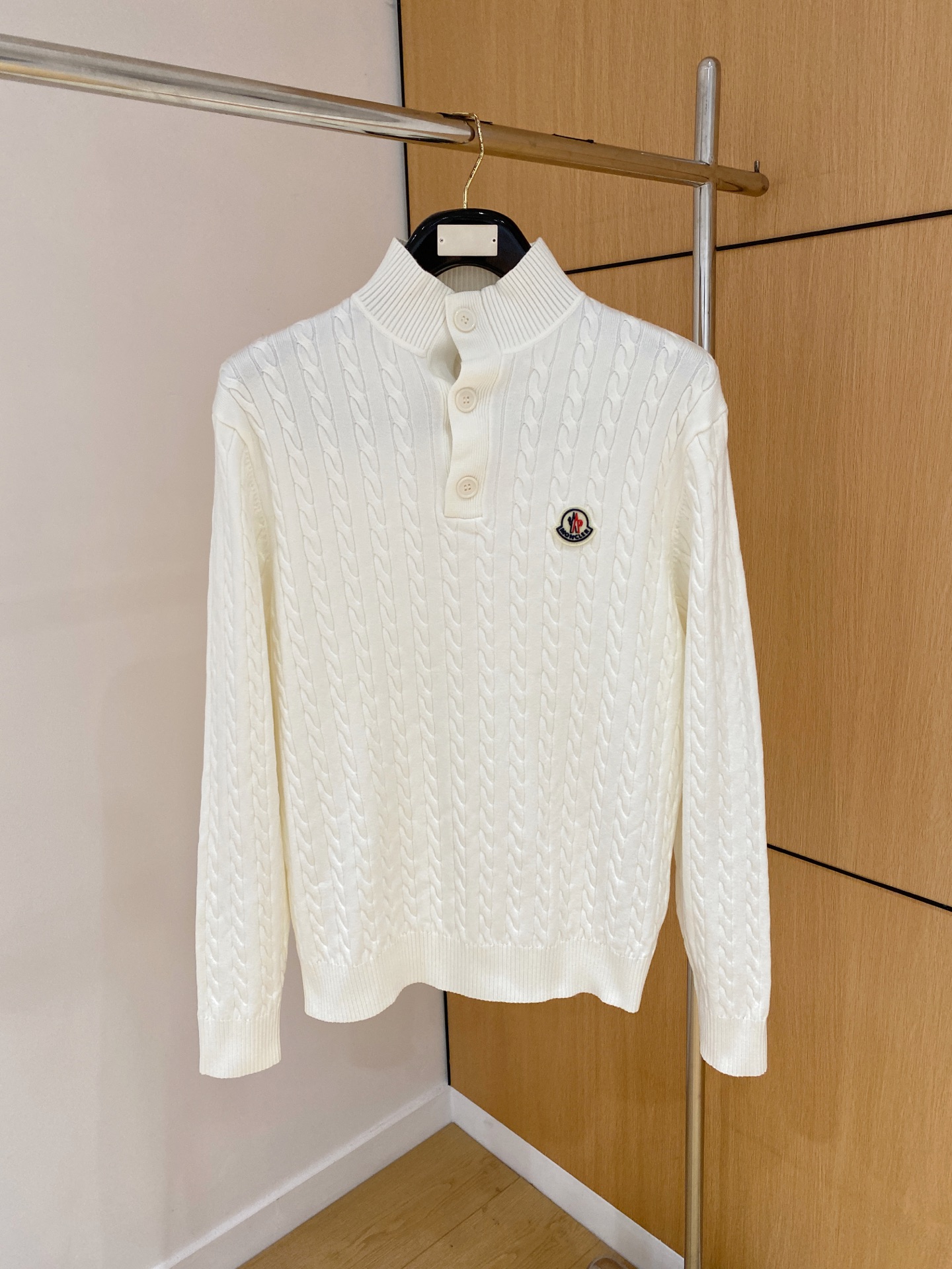 NO:597108,Mengkou 25 official website has the latest round neck sweaters for autumn and winter, and they are on sale at the same time!  Specially made of wool blended fabric. It feels comfortable. It can be directly in contact with the skin. The logo badge is exquisitely embroidered, which is extremely eye-catching!  The details highlight the fashionable charm of big brands. Exquisite workmanship. Three-dimensional cutting style. The wearing effect is invincible and handsome!  Size M-3XL,,Moncler,sweaters,alexander wang19860909蒙口 25官网秋冬季最新款圆领毛衣,同步在售爆款！特供羊毛混纺面料.手感舒适.可直接接触皮肤,logo徽章精致刺绣标志,极为抢眼！细节凸显大牌时尚魅力.精致做工.立体裁剪风格.穿着效果无敌帅气！码数M-3XL,,Moncler,sweaters,alexander wang,Men's clothing