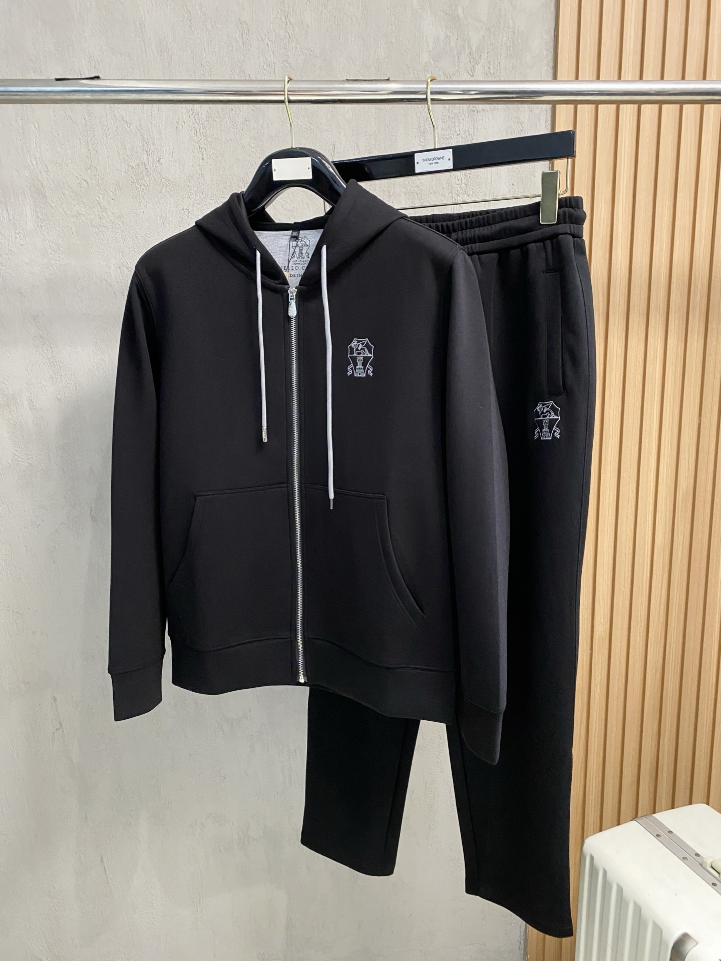 NO:744577,The new spring product bc 2026 autumn and winter new counter is the same casual air layer fabric suit, breathable, comfortable and casual!  Full of high-end feel!  The details are exquisite and high-end, and the workmanship is impeccable!  The original high-end fabric is very high-end!  The fabric is crisp, anti-wrinkle and wear-resistant, warm, neat and stylish. Everyone must buy a set this autumn and winter. They must look cool and cool when wearing it. This is a particularly recommended model from our store!  M-3XL,,19860909开春新品bc 2026秋冬新款专柜同款休闲空气层面料套装,透气舒适休闲！高级感满满！细节精致高档,做工无可挑剔！原版高端面料很显高级！面料挺括抗皱耐磨,保暖利落有型 这个秋冬每人必须入手一套 穿上必须是醉帅气的 咋们家特别推荐款！M-3XL,,,Men's clothing