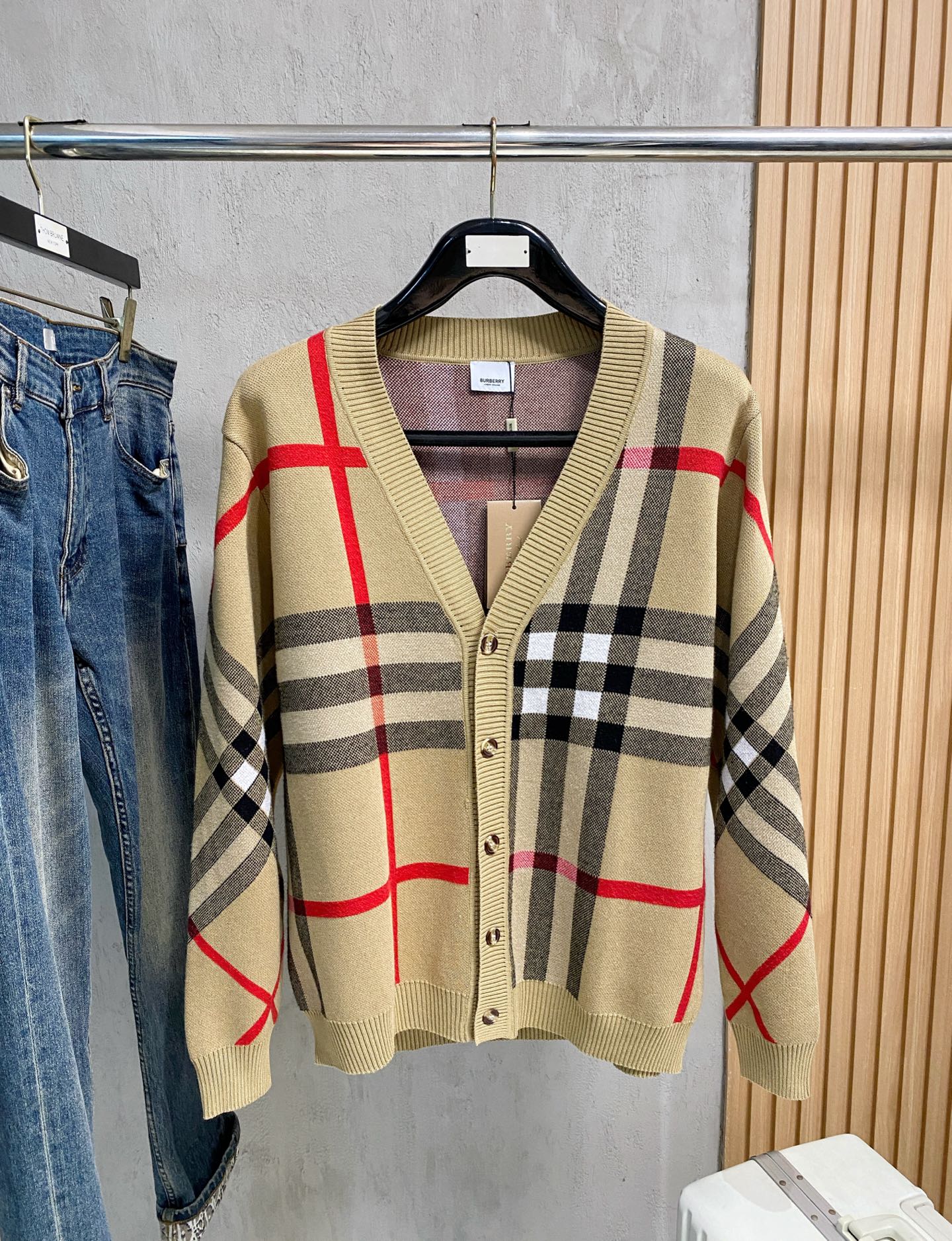 NO:644770,Burberry 25 official website has the latest autumn and winter sweaters, which are on sale at the same time!  Specially made of wool blended fabric. It feels comfortable. It can be directly in contact with the skin. The logo badge is exquisitely embroidered, which is extremely eye-catching!  The details highlight the fashionable charm of big brands. Exquisite workmanship. Three-dimensional cutting style. The wearing effect is invincible and handsome!  Size M-3XL,,burberry,sweaters,alexander wang19860909巴宝莉 25官网秋冬季最新款毛衣,同步在售爆款！特供羊毛混纺面料.手感舒适.可直接接触皮肤,logo徽章精致刺绣标志,极为抢眼！细节凸显大牌时尚魅力.精致做工.立体裁剪风格.穿着效果无敌帅气！码数M-3XL,,burberry,sweaters,alexander wang,Men's clothing