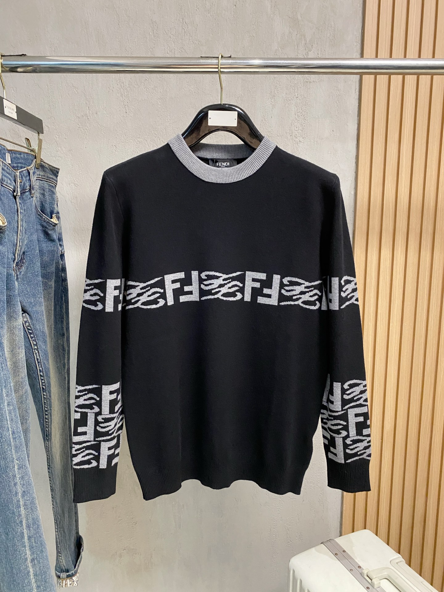 NO:644772,The latest autumn and winter sweaters on the 25 official website are on sale at the same time!  Specially made of wool blended fabric. It feels comfortable. It can be directly in contact with the skin. The logo badge is exquisitely embroidered, which is extremely eye-catching!  The details highlight the fashionable charm of big brands. Exquisite workmanship. Three-dimensional cutting style. The wearing effect is invincible and handsome!  Size M-3XL,,sweaters,alexander wang1986090925官网秋冬季最新款毛衣,同步在售爆款！特供羊毛混纺面料.手感舒适.可直接接触皮肤,logo徽章精致刺绣标志,极为抢眼！细节凸显大牌时尚魅力.精致做工.立体裁剪风格.穿着效果无敌帅气！码数M-3XL,,sweaters,alexander wang,Men's clothing