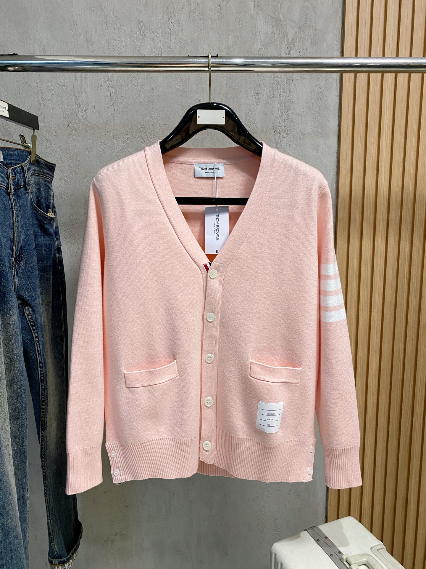 NO:644766,The latest autumn and winter sweaters from the TB 25 official website are on sale at the same time!  Specially made of wool blended fabric. It feels comfortable. It can be directly in contact with the skin. The logo badge is exquisitely embroidered, which is extremely eye-catching!  The details highlight the fashionable charm of big brands. Exquisite workmanship. Three-dimensional cutting style. The wearing effect is invincible and handsome!  Size M-3XL,,sweaters,alexander wang19860909TB 25官网秋冬季最新款毛衣,同步在售爆款！特供羊毛混纺面料.手感舒适.可直接接触皮肤,logo徽章精致刺绣标志,极为抢眼！细节凸显大牌时尚魅力.精致做工.立体裁剪风格.穿着效果无敌帅气！码数M-3XL,,sweaters,alexander wang,Men's clothing