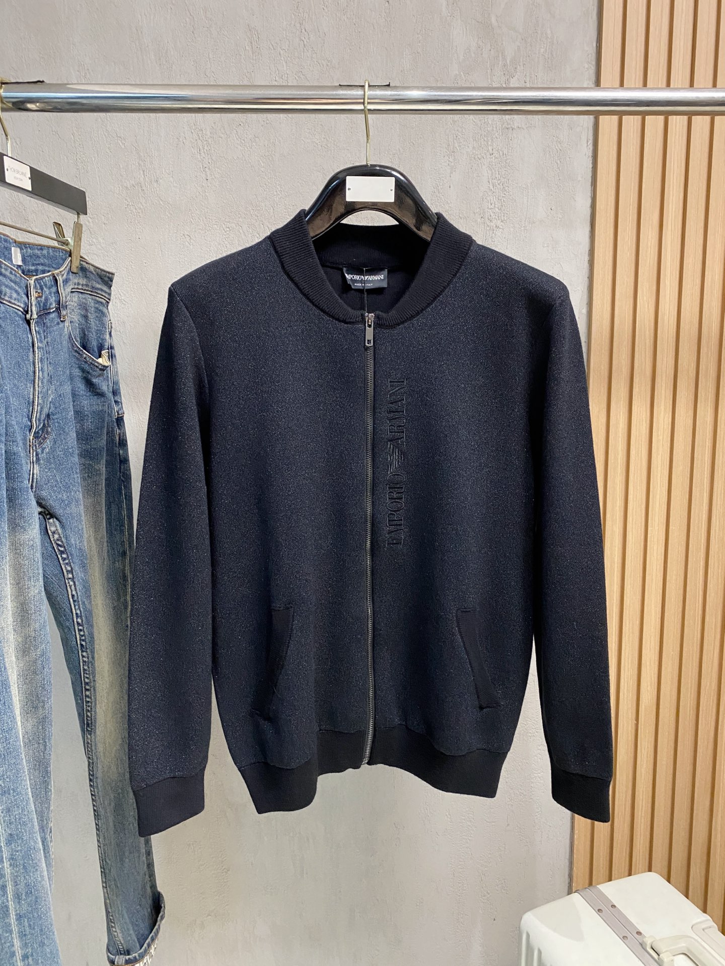 NO:644764,The latest autumn and winter cardigan zipper sweaters on the official website on 25 are hot sellers at the same time!  Specially made of wool blended fabric. It feels comfortable. It can be directly in contact with the skin. The logo badge is exquisitely embroidered, which is extremely eye-catching!  The details highlight the fashionable charm of big brands. Exquisite workmanship. Three-dimensional cutting style. The wearing effect is invincible and handsome!  Size M-3XL,,sweaters,alexander wang1986090925官网秋冬季最新款开衫拉链毛衣,同步在售爆款！特供羊毛混纺面料.手感舒适.可直接接触皮肤,logo徽章精致刺绣标志,极为抢眼！细节凸显大牌时尚魅力.精致做工.立体裁剪风格.穿着效果无敌帅气！码数M-3XL,,sweaters,alexander wang,Men's clothing