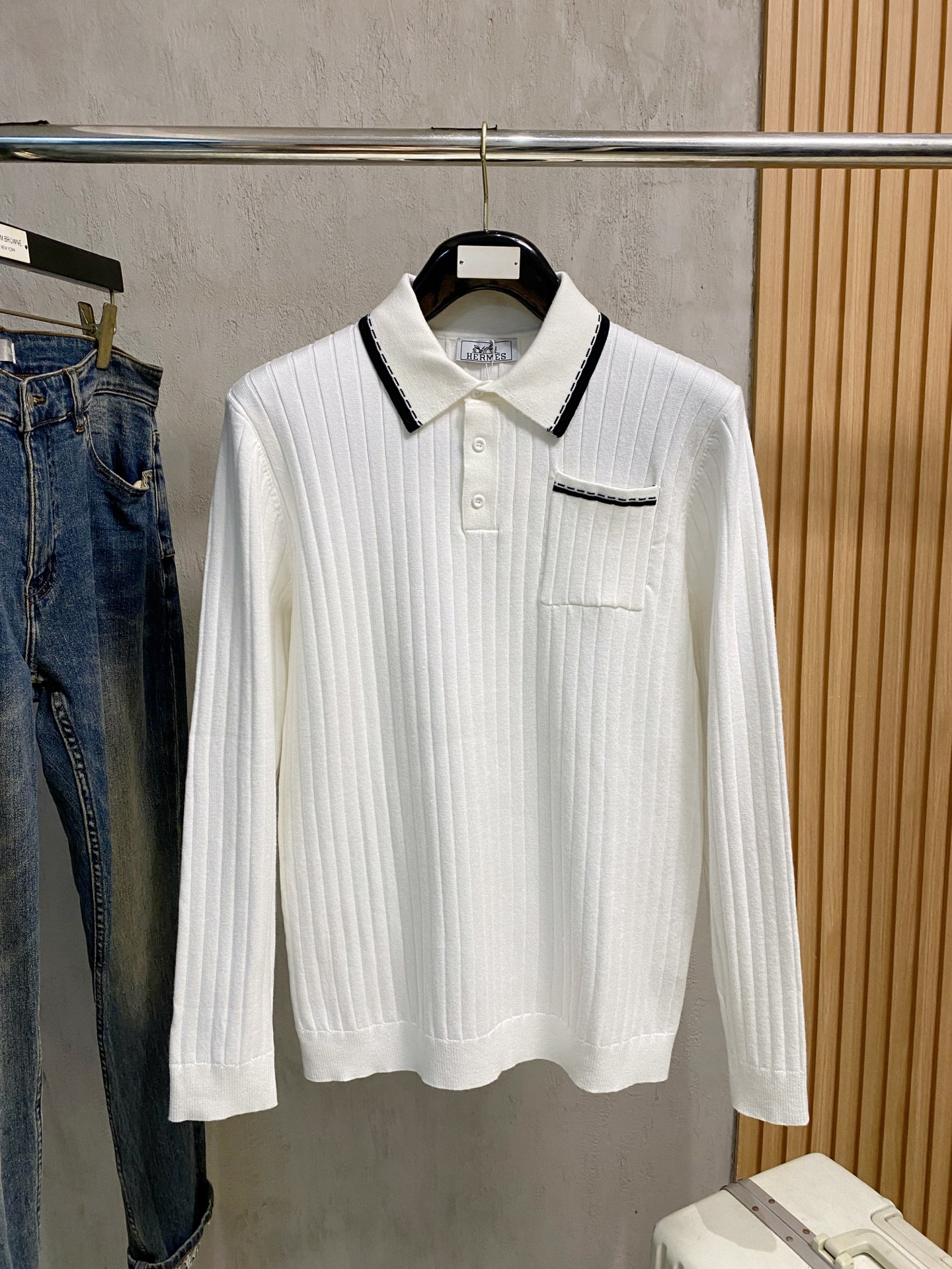 NO:644768,The latest autumn and winter sweaters from Hermès 25 official website are on sale at the same time!  Specially made of wool blended fabric. It feels comfortable. It can be directly in contact with the skin. The logo badge is exquisitely embroidered, which is extremely eye-catching!  The details highlight the fashionable charm of big brands. Exquisite workmanship. Three-dimensional cutting style. The wearing effect is invincible and handsome!  Size M-3XL,,hermes,sweaters,alexander wang19860909爱马仕 25官网秋冬季最新款毛衣,同步在售爆款！特供羊毛混纺面料.手感舒适.可直接接触皮肤,logo徽章精致刺绣标志,极为抢眼！细节凸显大牌时尚魅力.精致做工.立体裁剪风格.穿着效果无敌帅气！码数M-3XL,,hermes,sweaters,alexander wang,Men's clothing