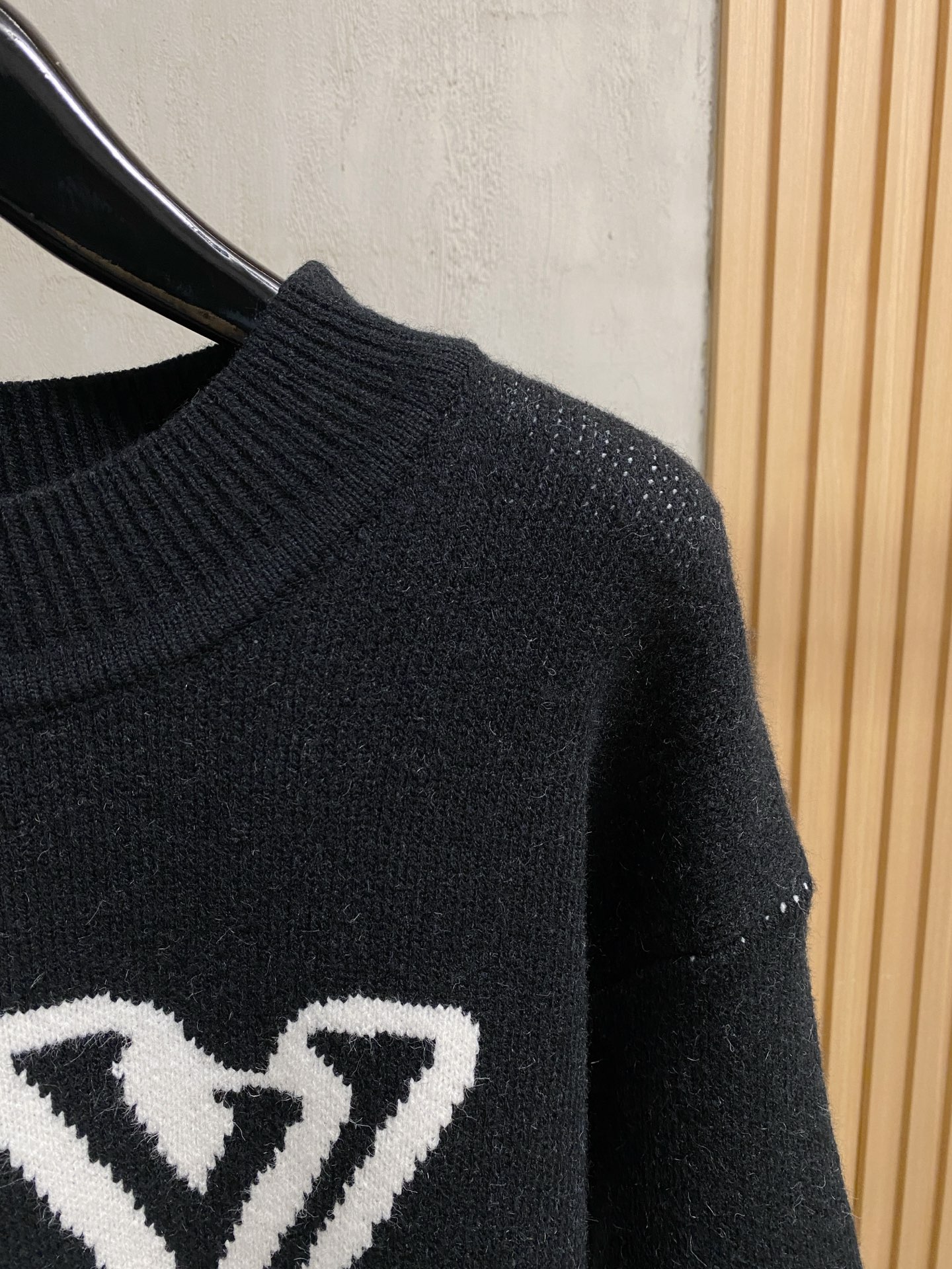 Wool Blend Knit Sweater with Embroidered Logo - Cozy & Stylish 4 i1758994174351 1062 0 2
