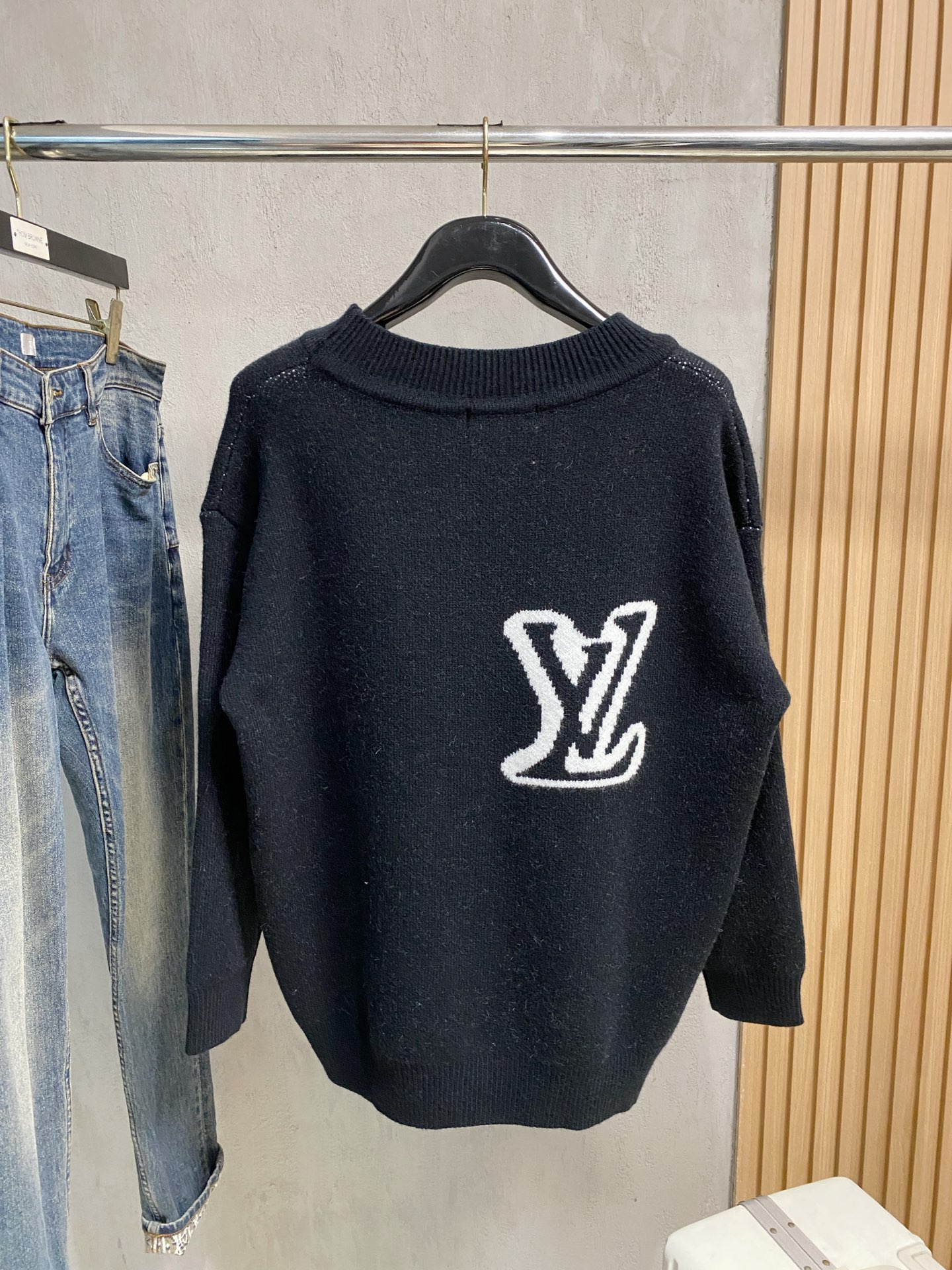 Wool Blend Knit Sweater with Embroidered Logo - Cozy & Stylish 9 i1758994174352 415 0 5