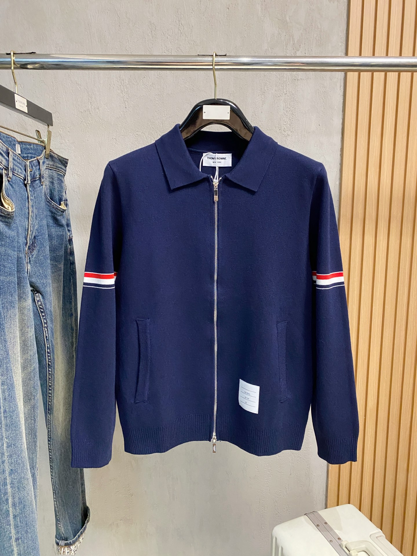 NO:644758,TB 25 official website has the latest autumn and winter zipper cardigan sweaters, which are on sale at the same time!  Specially made of wool blended fabric. It feels comfortable. It can be directly in contact with the skin. The logo badge is exquisitely embroidered, which is extremely eye-catching!  The details highlight the fashionable charm of big brands. Exquisite workmanship. Three-dimensional cutting style. The wearing effect is invincible and handsome!  Size M-3XL,,sweaters,alexander wang19860909TB 25官网秋冬季最新款拉链开衫毛衣,同步在售爆款！特供羊毛混纺面料.手感舒适.可直接接触皮肤,logo徽章精致刺绣标志,极为抢眼！细节凸显大牌时尚魅力.精致做工.立体裁剪风格.穿着效果无敌帅气！码数M-3XL,,sweaters,alexander wang,Men's clothing