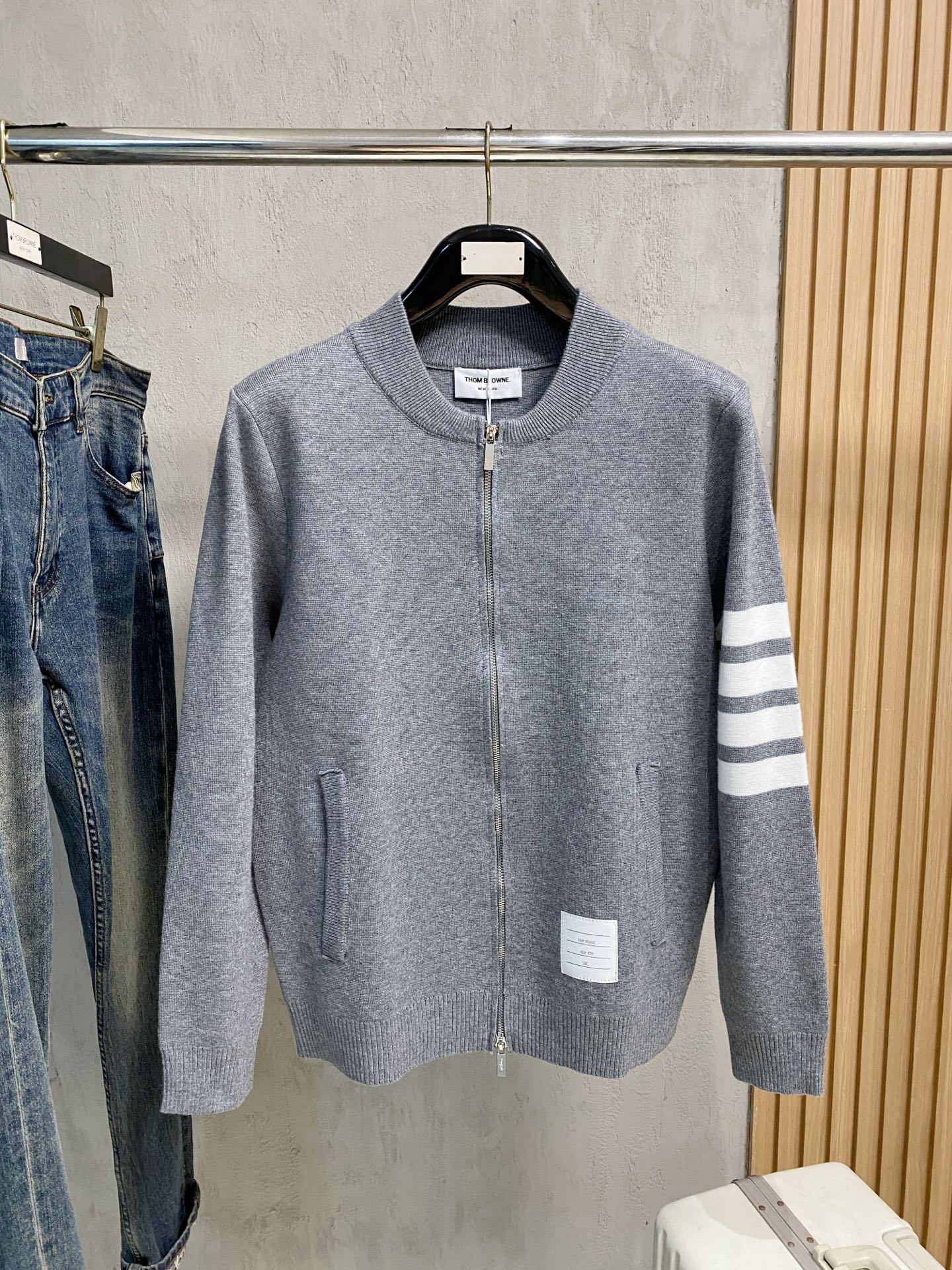 NO:644762,TB 25 official website has the latest autumn and winter zipper cardigan sweaters, which are on sale at the same time!  Specially made of wool blended fabric. It feels comfortable. It can be directly in contact with the skin. The logo badge is exquisitely embroidered, which is extremely eye-catching!  The details highlight the fashionable charm of big brands. Exquisite workmanship. Three-dimensional cutting style. The wearing effect is invincible and handsome!  Size M-3XL,,sweaters,alexander wang19860909TB 25官网秋冬季最新款拉链开衫毛衣,同步在售爆款！特供羊毛混纺面料.手感舒适.可直接接触皮肤,logo徽章精致刺绣标志,极为抢眼！细节凸显大牌时尚魅力.精致做工.立体裁剪风格.穿着效果无敌帅气！码数M-3XL,,sweaters,alexander wang,Men's clothing