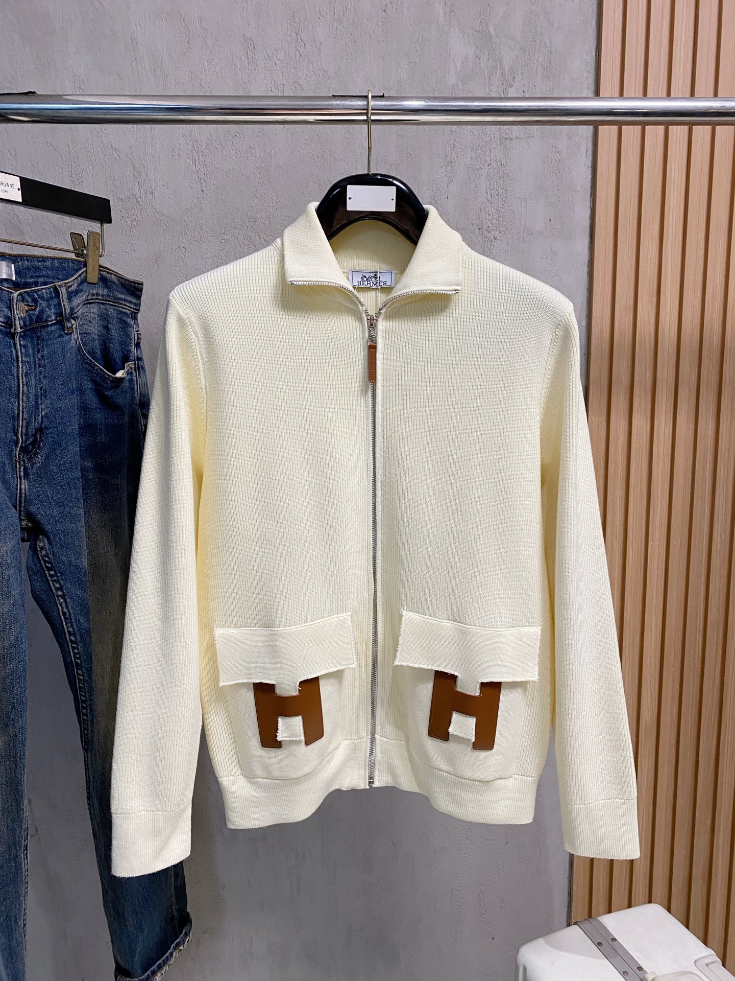 NO:644760,Hermès 25 official website has the latest zipper cardigan sweaters for autumn and winter, and they are on sale at the same time!  Specially made of wool blended fabric. It feels comfortable. It can be directly in contact with the skin. The logo badge is exquisitely embroidered, which is extremely eye-catching!  The details highlight the fashionable charm of big brands. Exquisite workmanship. Three-dimensional cutting style. The wearing effect is invincible and handsome!  Size M-3XL,,hermes,sweaters,alexander wang19860909爱马仕 25官网秋冬季最新款拉链开衫毛衣,同步在售爆款！特供羊毛混纺面料.手感舒适.可直接接触皮肤,logo徽章精致刺绣标志,极为抢眼！细节凸显大牌时尚魅力.精致做工.立体裁剪风格.穿着效果无敌帅气！码数M-3XL,,hermes,sweaters,alexander wang,Men's clothing