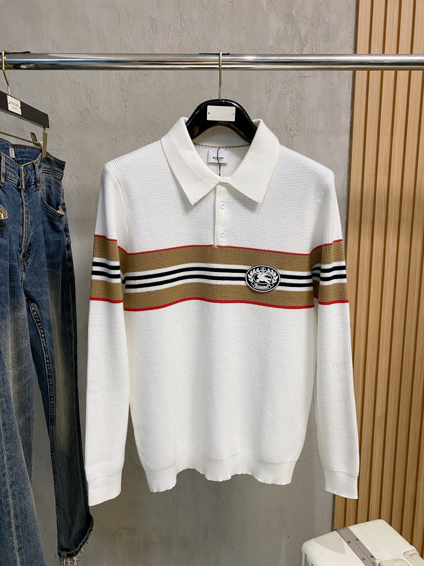 NO:644752,Burberry 25 official website autumn and winter latest POLO sweaters, hot items on sale at the same time!  Specially made of wool blended fabric. It feels comfortable. It can be directly in contact with the skin. The logo badge is exquisitely embroidered, which is extremely eye-catching!  The details highlight the fashionable charm of big brands. Exquisite workmanship. Three-dimensional cutting style. The wearing effect is invincible and handsome!  Size M-3XL,,burberry,sweaters,alexander wang19860909巴宝莉 25官网秋冬季最新款POLO毛衣,同步在售爆款！特供羊毛混纺面料.手感舒适.可直接接触皮肤,logo徽章精致刺绣标志,极为抢眼！细节凸显大牌时尚魅力.精致做工.立体裁剪风格.穿着效果无敌帅气！码数M-3XL,,burberry,sweaters,alexander wang,Men's clothing