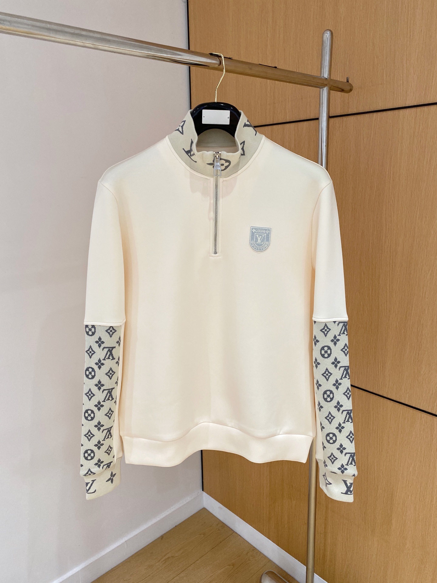 NO:547521,.LV 2025 Autumn and Winter Wool blended pullover knitted sweatshirt. The geometric patchwork pocket design is very bright, and the logo letter buttons highlight the texture. The overall design of the upper body is fashionable and gives a modern feel. The tailoring is fitted, and the collar slightly fits the neck, making the overall upper body more youthful and fashionable. The fabric is made of custom-woven wool blended material. It has the characteristics of easy care. The surface has a wool texture. The upper body is comfortable and warm. It looks high-end and has a good crisp feeling at the same time.  Color black beige Size M-3XL Try on 172-148 Wear size L for a slim fit, Louis Vuitton, hoodie, sweatshirts, alexander wang19860909.LV 2025秋冬 羊毛混纺套头针织卫衣 几何拼皮的口袋设计 很有亮点,标志字母纽扣 细节上凸显质感 整体设计上身时尚而赋予现代气息感合体的剪裁,领口微微贴合颈部,让整体上身更显年轻时尚 , 面料采用客供定织羊毛混纺材质 有着易打理的特点 表面有着羊毛质感 上身舒适保暖 ,显高档的同时 又有很好挺括感 颜色 黑色 米色 码数M-3XL 试穿172-148 穿L码修身感,,louis vuitton,hoodie,sweatshirts,alexander wang,Men's clothing