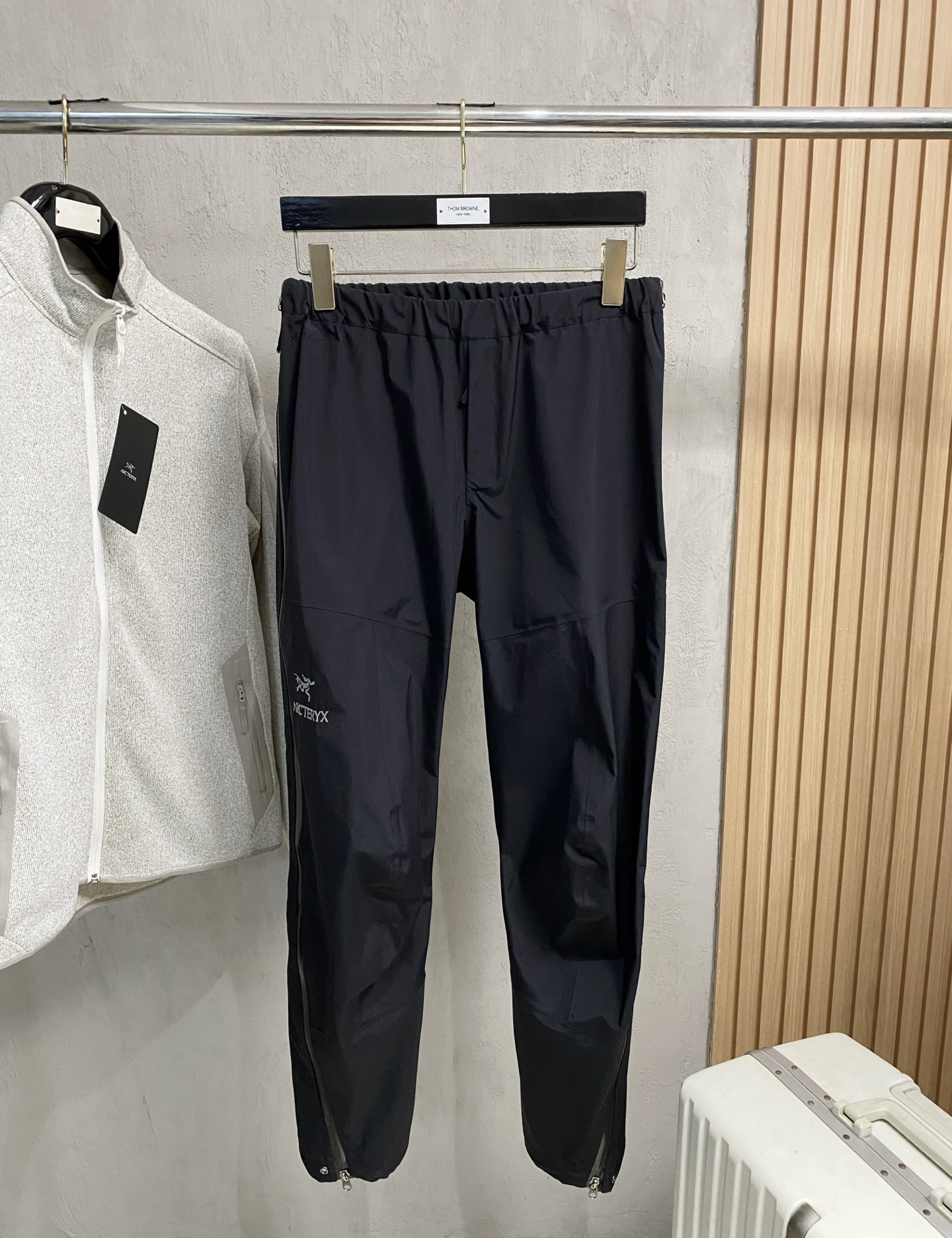 NO:541469,Archaeopteryx Early Autumn 25ss [New Product] Casual Pants Gold Cards are reappearing, original customized high-quality fashionable casual pants. Super versatile style. Exclusive customized fabric, quite wide and stylish, close and comfortable. The latest hardware and accessories of the original custom counter. Super beautiful style, long legs on the upper body, impeccable inner and lined. You can attend any occasion. Once again, it is emphasized that the fabric is very, very classy! S-2XL,arc'teryx,alexander wang19860909始祖鸟早秋25ss【新品】休闲裤金典再次出现,原单订制高品质时尚休闲裤.超级百搭款.独家定制面料,挺阔有型,贴身舒适.原版定制专柜最新五金辅料.超靓版型、上身显腿修长,內里,走线都无可挑剔,任何场合都可出席,再次强调面料非常非常显档次！码数 S-2XL,arc'teryx,alexander wang,Men's clothing