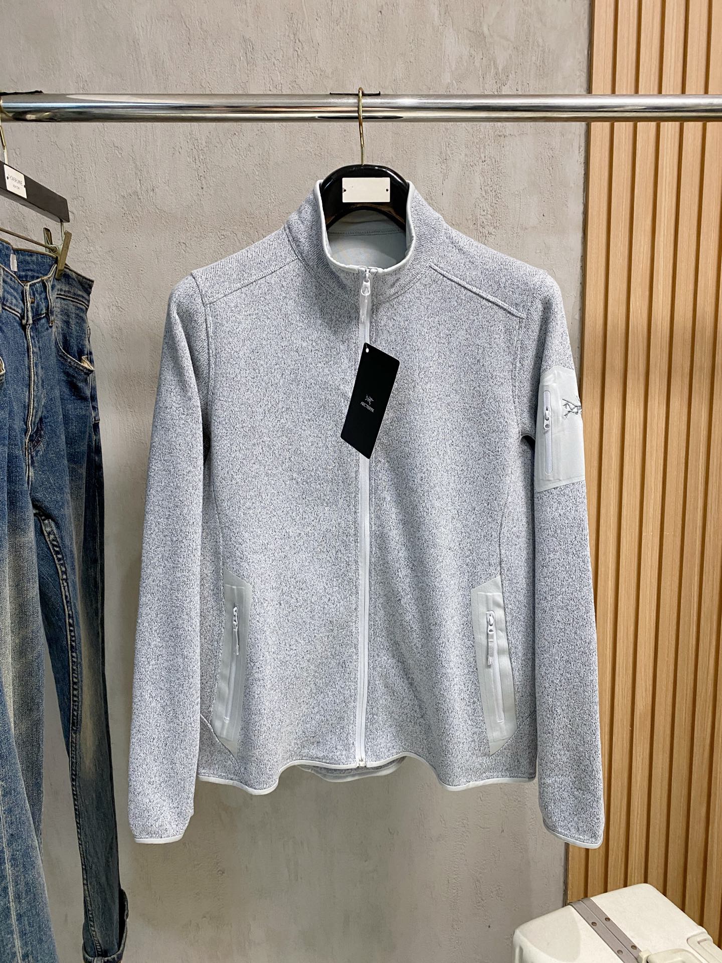 NO:541475,Archaeoptera Bird 25ss Early Autumn [New Product] Trench coat jacket popular, plush style autumn and winter counter new casual and fashionable jacket jacket!  Super avant-garde design style, delicate and comfortable, very light and not easy to wrinkle. Multiple craftsmanship The overall design is quite visual, the upper body is casual and stylish, with a certain degree of clarity, absolutely recommended to be at the most cutting-edge fashion temperament, a must-have for urban casualness. Code number M-2XL, arc'teryx, jackets & coats, jackets & coats, alexander wang19860909始祖鸟25ss早秋【新品】风衣夹克外套爆款 加绒款秋冬专柜新款休闲时尚夹克外套！超前卫设计风格 细腻舒适 穿着非常轻便不易起皱.多重重工艺 整体的设计颇具视觉感,上身休闲有型,有一定的挺括度,绝对走在时尚最尖端的气质感推荐,都市休闲必备.码数M-2XL,arc'teryx,jackets & coats,jackets & coats,alexander wang,Men's clothing