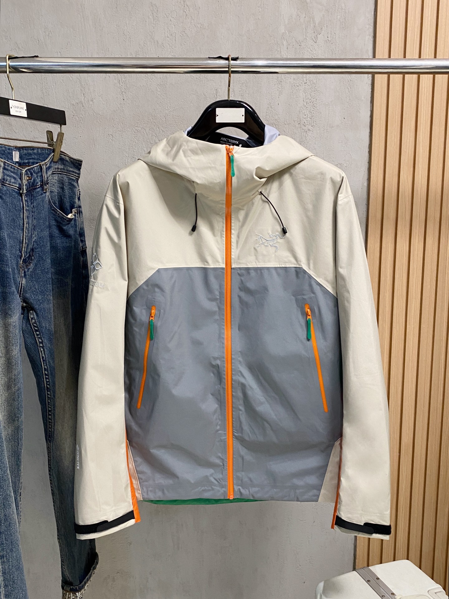 NO:541472,Archaeoptera Bird 25ss Early Autumn [New Product] Trench coat jacket popular, autumn and winter counter new casual and fashionable jacket!  Super avant-garde design style, delicate and comfortable, very light and not easy to wrinkle. Multiple craftsmanship The overall design is quite visual, the upper body is casual and stylish, with a certain degree of clarity, absolutely recommended to be at the most cutting-edge fashion temperament, a must-have for urban casualness. S-2XL, arc'teryx, jackets & coats, jackets & coats, alexander wang19860909始祖鸟25ss早秋【新品】风衣夹克外套爆款 秋冬专柜新款休闲时尚夹克外套！超前卫设计风格 细腻舒适 穿着非常轻便不易起皱.多重重工艺 整体的设计颇具视觉感,上身休闲有型,有一定的挺括度,绝对走在时尚最尖端的气质感推荐,都市休闲必备.码数S-2XL,arc'teryx,jackets & coats,jackets & coats,alexander wang,Men's clothing