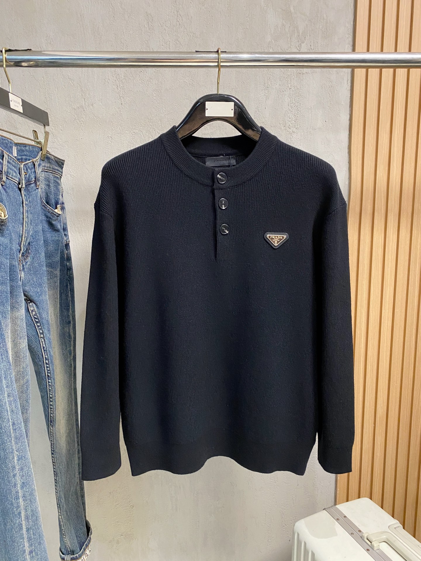 NO:644756,The latest autumn and winter sweaters from Prada 25 official website are on sale at the same time!  Specially made of wool blended fabric. It feels comfortable. It can be directly in contact with the skin. The logo badge is exquisitely embroidered, which is extremely eye-catching!  The details highlight the fashionable charm of big brands. Exquisite workmanship. Three-dimensional cutting style. The wearing effect is invincible and handsome!  Size M-3XL,,prada,sweaters,alexander wang19860909普拉达 25官网秋冬季最新款毛衣,同步在售爆款！特供羊毛混纺面料.手感舒适.可直接接触皮肤,logo徽章精致刺绣标志,极为抢眼！细节凸显大牌时尚魅力.精致做工.立体裁剪风格.穿着效果无敌帅气！码数M-3XL,,prada,sweaters,alexander wang,Men's clothing