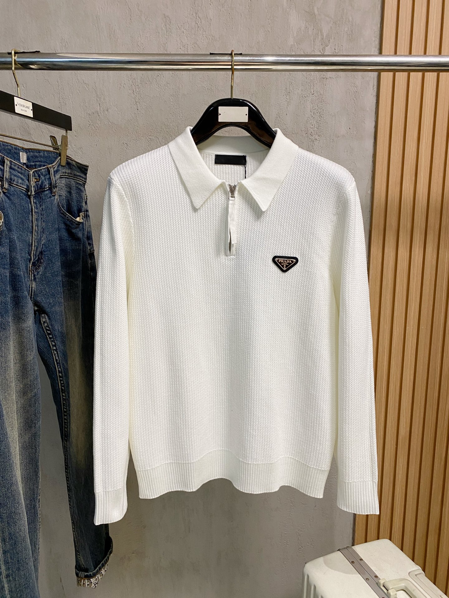 NO:644750,Prada 25 official website has the latest POLO sweaters for autumn and winter, and they are on sale at the same time!  Specially made of wool blended fabric. It feels comfortable. It can be directly in contact with the skin. The logo badge is exquisitely embroidered, which is extremely eye-catching!  The details highlight the fashionable charm of big brands. Exquisite workmanship. Three-dimensional cutting style. The wearing effect is invincible and handsome!  Size M-3XL,,prada,sweaters,alexander wang19860909普拉达 25官网秋冬季最新款POLO毛衣,同步在售爆款！特供羊毛混纺面料.手感舒适.可直接接触皮肤,logo徽章精致刺绣标志,极为抢眼！细节凸显大牌时尚魅力.精致做工.立体裁剪风格.穿着效果无敌帅气！码数M-3XL,,prada,sweaters,alexander wang,Men's clothing