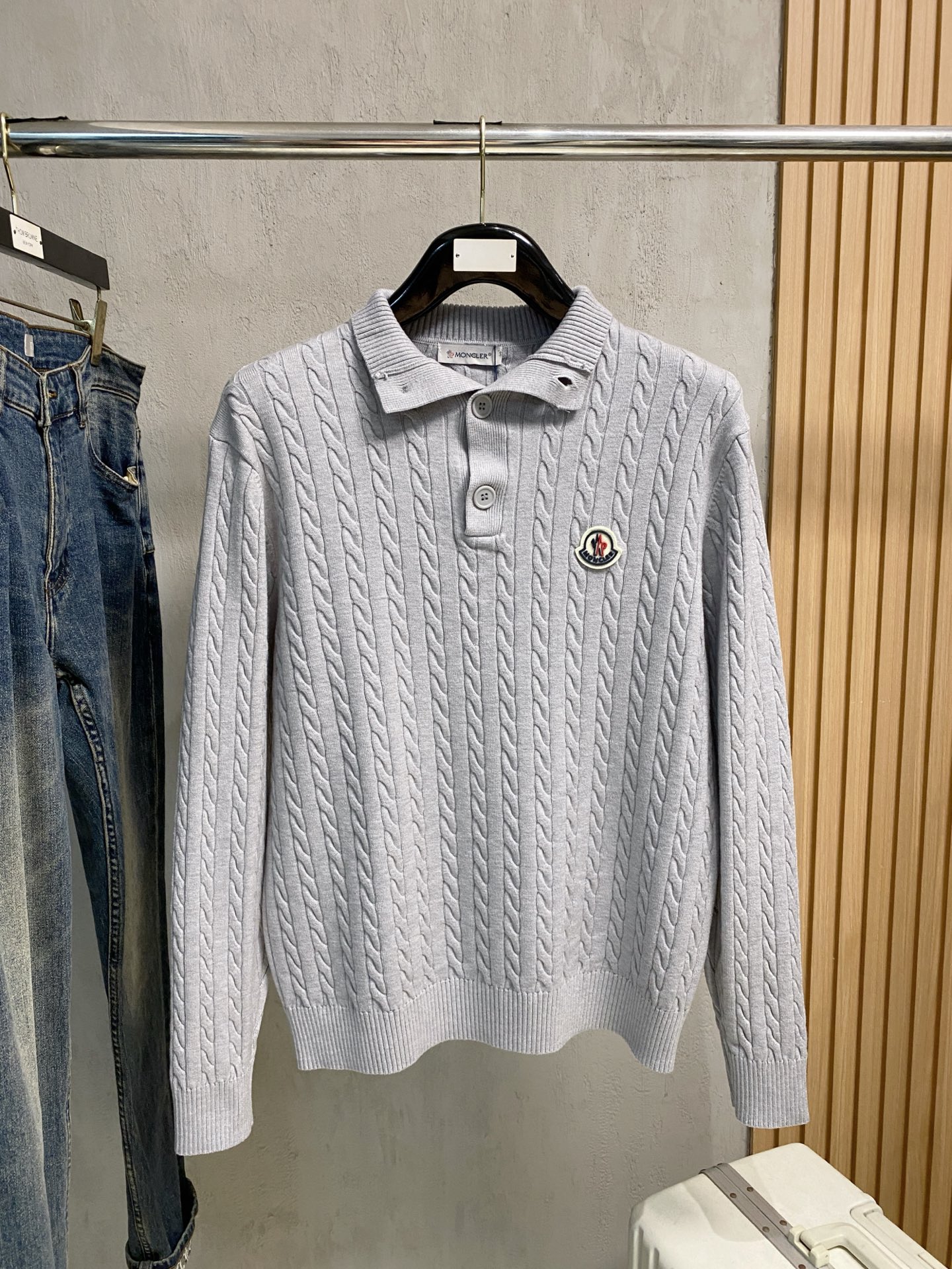 NO:644747,Mengkou 25 official website has the latest POLO sweaters for autumn and winter, and they are on sale at the same time!  Specially made of wool blended fabric. It feels comfortable. It can be directly in contact with the skin. The logo badge is exquisitely embroidered, which is extremely eye-catching!  The details highlight the fashionable charm of big brands. Exquisite workmanship. Three-dimensional cutting style. The wearing effect is invincible and handsome!  Size M-3XL,,Moncler,sweaters,alexander wang19860909蒙口 25官网秋冬季最新款POLO毛衣,同步在售爆款！特供羊毛混纺面料.手感舒适.可直接接触皮肤,logo徽章精致刺绣标志,极为抢眼！细节凸显大牌时尚魅力.精致做工.立体裁剪风格.穿着效果无敌帅气！码数M-3XL,,Moncler,sweaters,alexander wang,Men's clothing