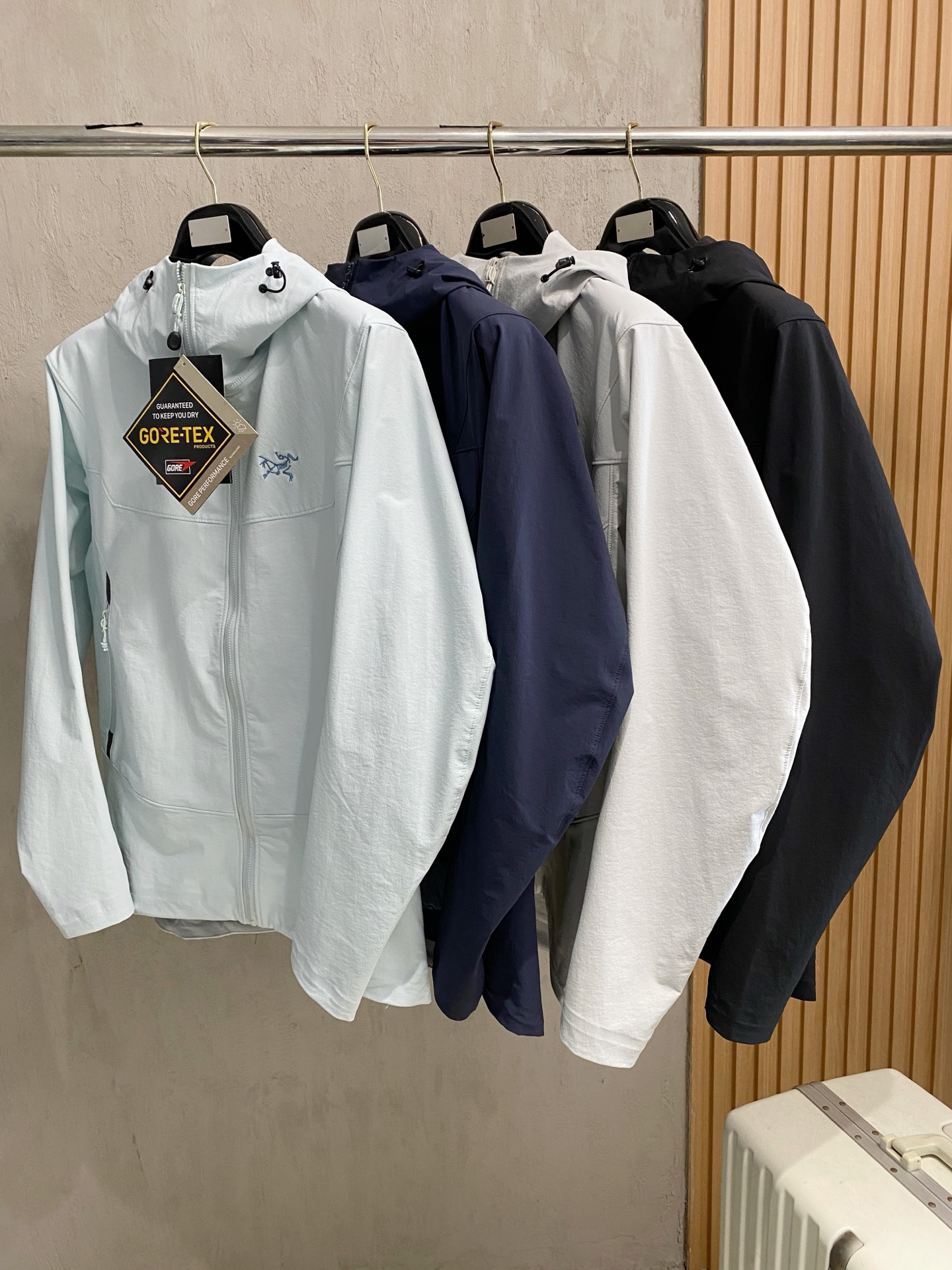 NO:541484,Archaeoptera Bird 25ss Early Autumn [New Product] Trench coat jacket popular, autumn and winter counter new casual and fashionable jacket!  Super avant-garde design style, delicate and comfortable, very light and not easy to wrinkle. Multiple craftsmanship The overall design is quite visual, the upper body is casual and stylish, with a certain degree of clarity, absolutely recommended to be at the most cutting-edge fashion temperament, a must-have for urban casualness. S-2XL, arc'teryx, jackets & coats, jackets & coats, alexander wang19860909始祖鸟25ss早秋【新品】风衣夹克外套爆款 秋冬专柜新款休闲时尚夹克外套！超前卫设计风格 细腻舒适 穿着非常轻便不易起皱.多重重工艺 整体的设计颇具视觉感,上身休闲有型,有一定的挺括度,绝对走在时尚最尖端的气质感推荐,都市休闲必备.码数S-2XL,arc'teryx,jackets & coats,jackets & coats,alexander wang,Men's clothing