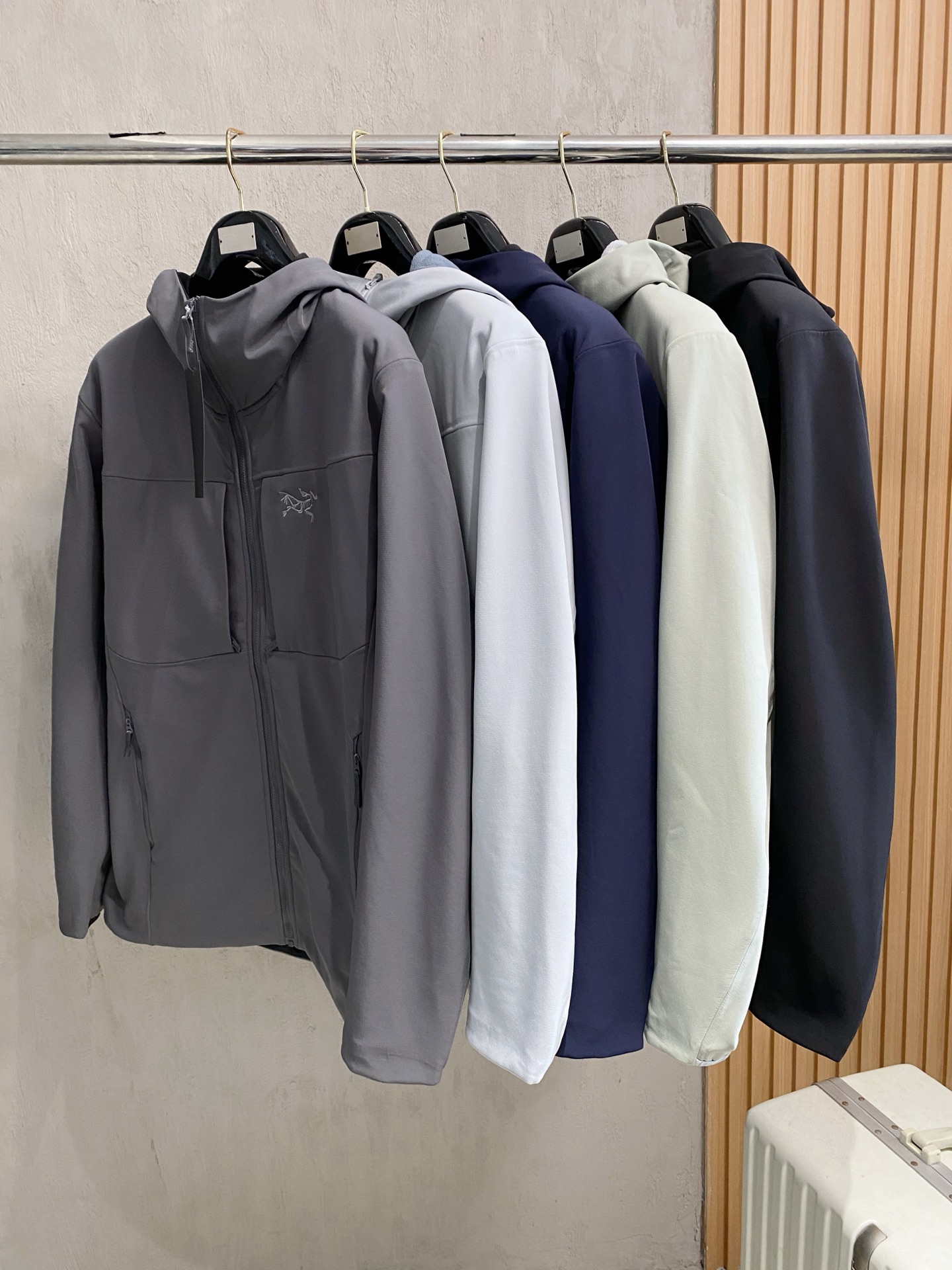 NO:541478,Archaeoptera Bird 25ss Early Autumn [New Product] Trench coat jacket popular, autumn and winter counter new casual and fashionable jacket!  Super avant-garde design style, delicate and comfortable, very light and not easy to wrinkle. Multiple craftsmanship The overall design is quite visual, the upper body is casual and stylish, with a certain degree of clarity, absolutely recommended to be at the most cutting-edge fashion temperament, a must-have for urban casualness. S-2XL, arc'teryx, jackets & coats, jackets & coats, alexander wang19860909始祖鸟25ss早秋【新品】风衣夹克外套爆款 秋冬专柜新款休闲时尚夹克外套！超前卫设计风格 细腻舒适 穿着非常轻便不易起皱.多重重工艺 整体的设计颇具视觉感,上身休闲有型,有一定的挺括度,绝对走在时尚最尖端的气质感推荐,都市休闲必备.码数S-2XL,arc'teryx,jackets & coats,jackets & coats,alexander wang,Men's clothing