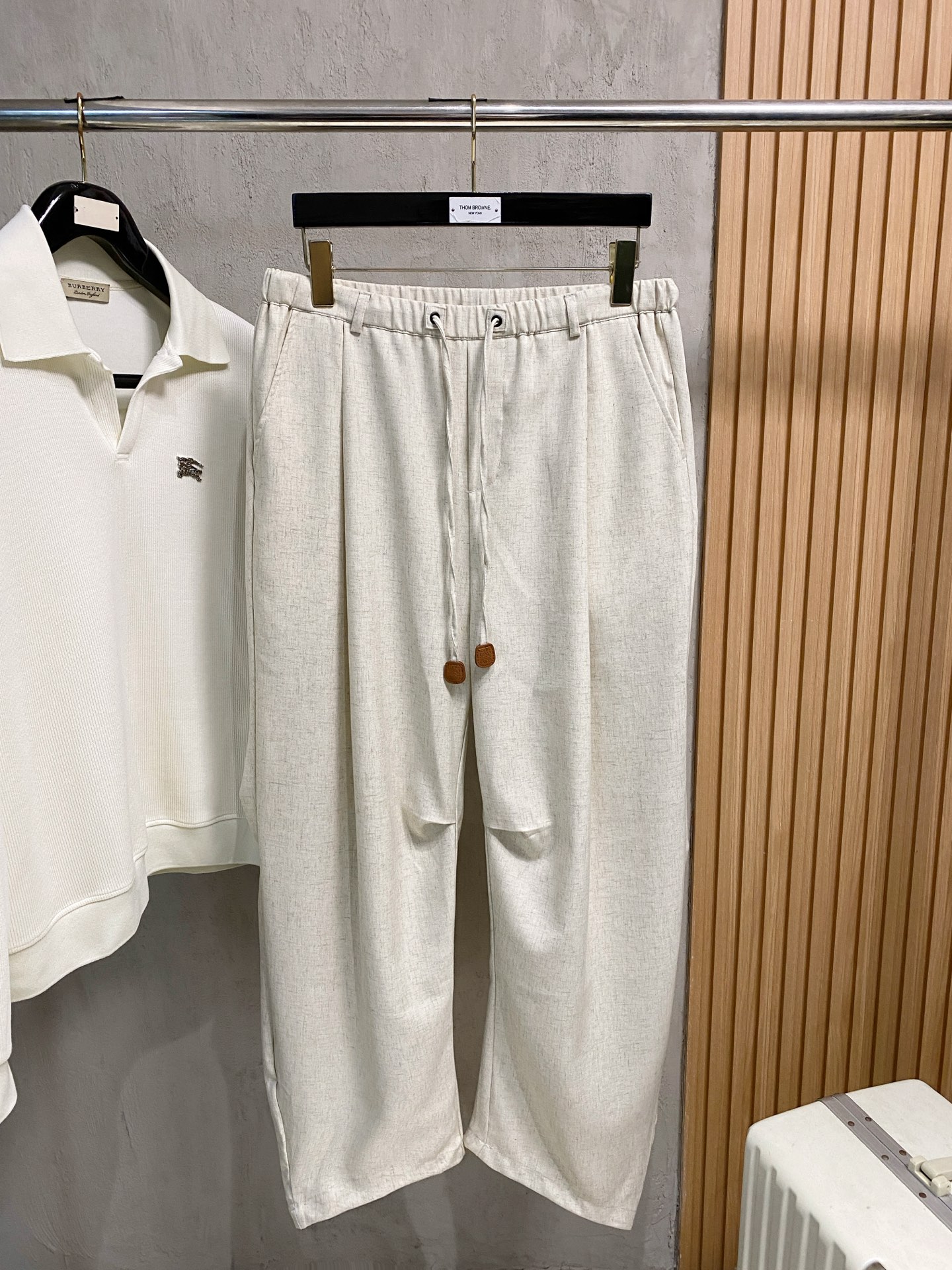 NO:571955,Luo Yiwei's early autumn 25ss [new product] casual pants golden classic appears again, original order high-quality fashionable casual pants. Super versatile style. Exclusive customized fabric, very wide and stylish, close-fitting and comfortable. Original custom counter latest hardware accessories. Super beautiful version, upper body shows slender legs, lining and routing are impeccable, can be attended on any occasion, once again emphasize that the fabric is very, very classy! Size S-XL,,loewe,alexander wang19860909罗意威早秋25ss【新品】休闲裤金典再次出现,原单订制高品质时尚休闲裤.超级百搭款.独家定制面料,挺阔有型,贴身舒适.原版定制专柜最新五金辅料.超靓版型、上身显腿修长,內里,走线都无可挑剔,任何场合都可出席,再次强调面料非常非常显档次！码数 S-XL,,loewe,alexander wang,Men's clothing